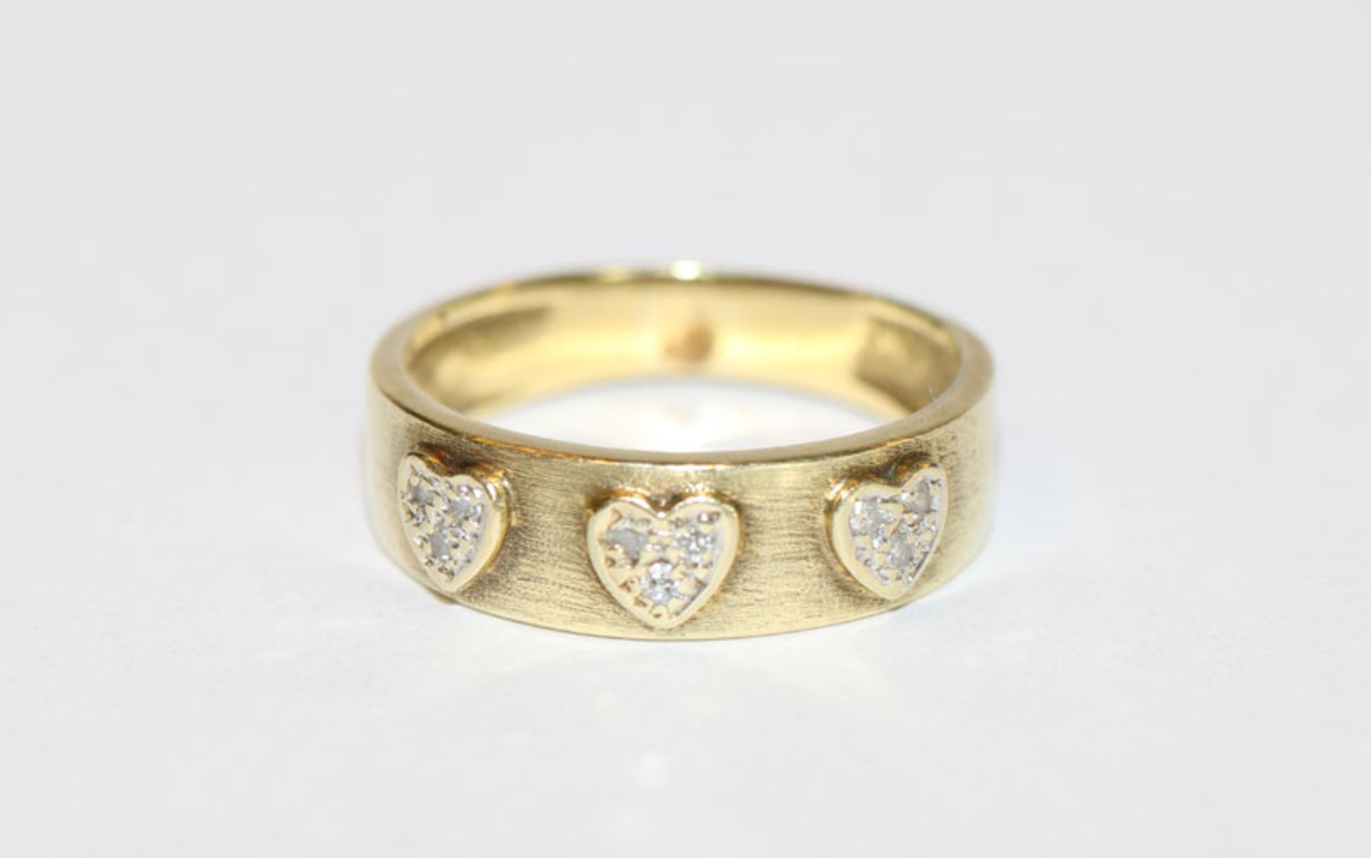 14 k Gelbgold (geprüft) Ring mit 3 Herzen mit Diamanten ausgefaßt, 3 gr., Gr. 54