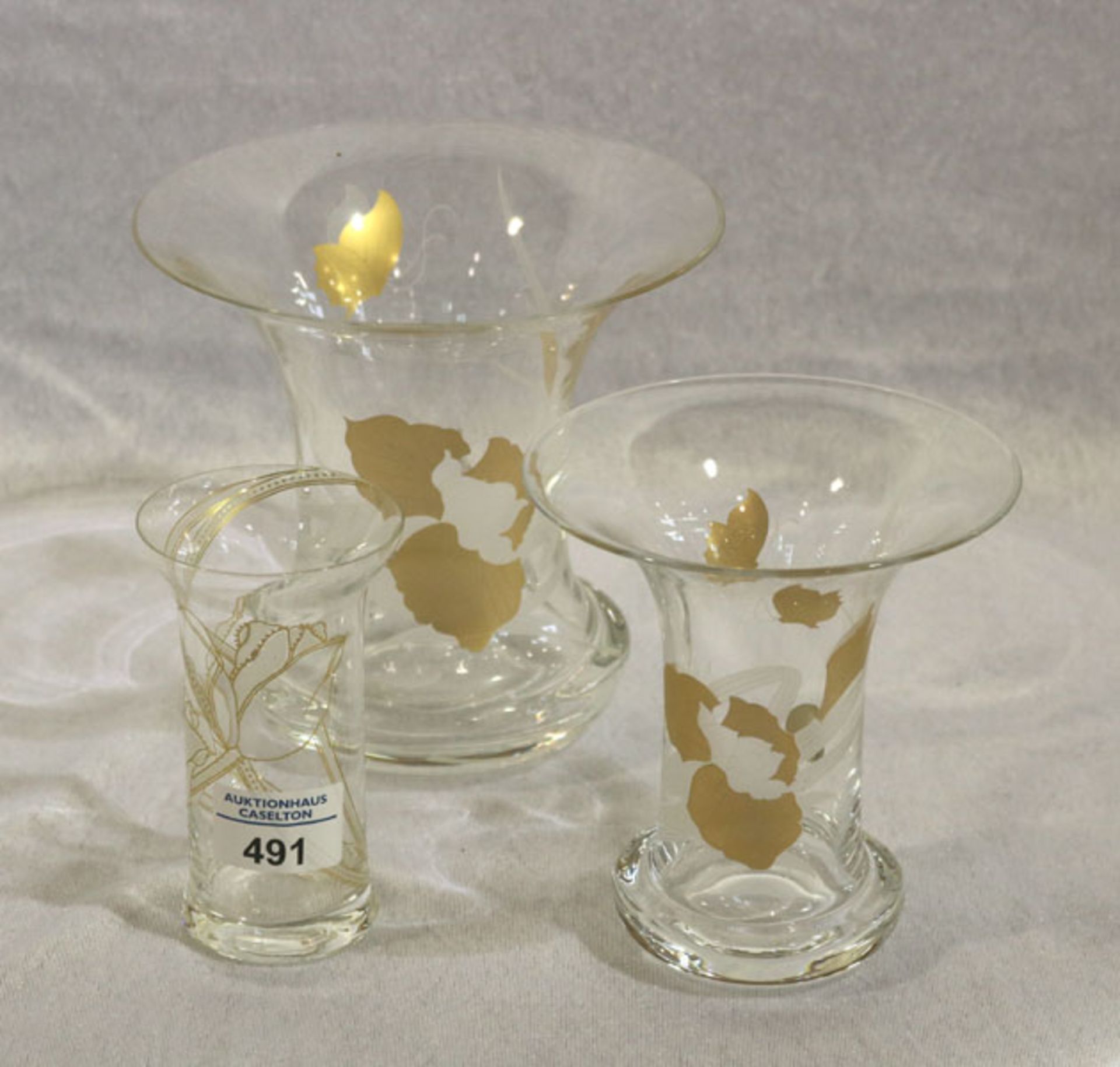 2 Hutschenreuther Glasvasen mit gold/weißem Blumendekor, H 14/16 cm, und Rosenthal Glasvase mit