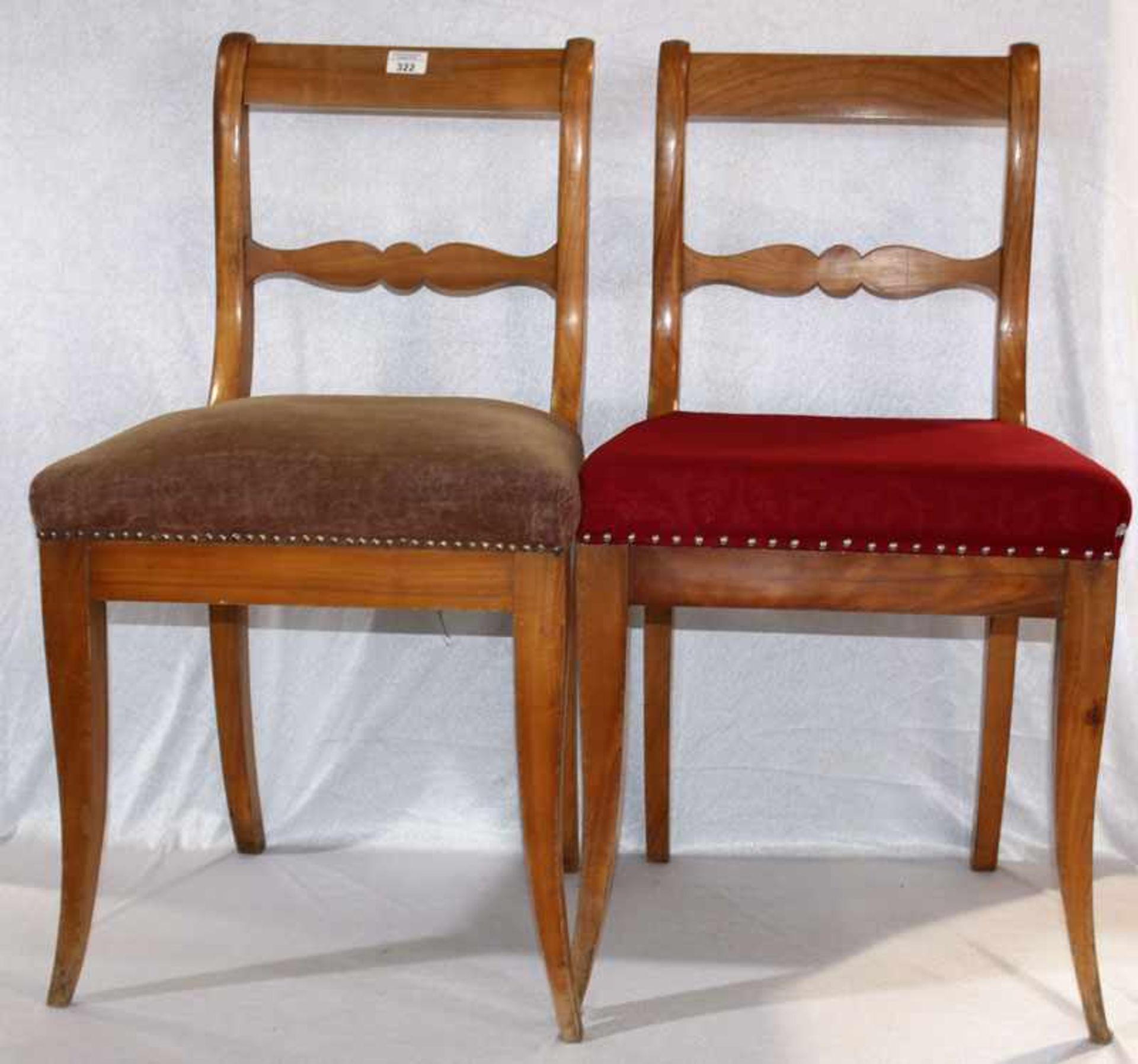 6 Holzstühle, Kirsche, 19. Jahrhundert, Sitze gepolstert, 4 braun und 2 rot bezogen, Polster stark