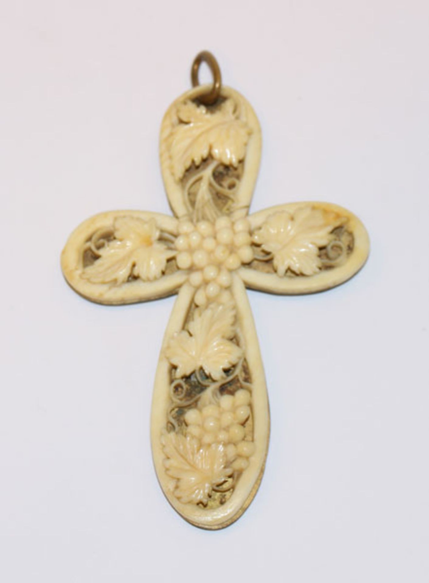Elfenbein Kreuz-Anhänger mit feiner Traubenschnitzerei, L 8 cm, B 5,2 cm