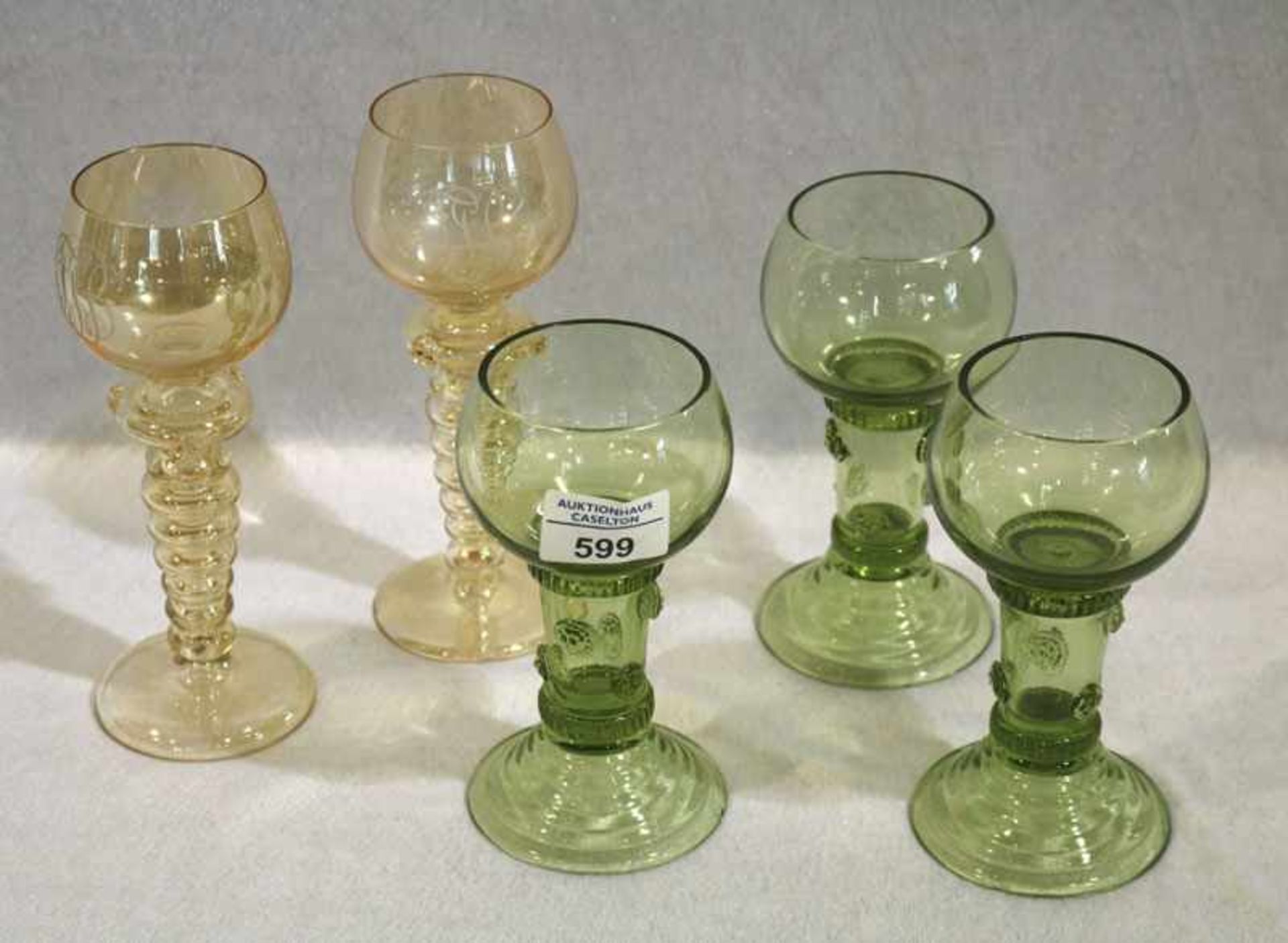 Konvolut von 5 Theresienthal Weingläsern, 3 grüne und 2 gelbliche Gläser, hohler Fuß und