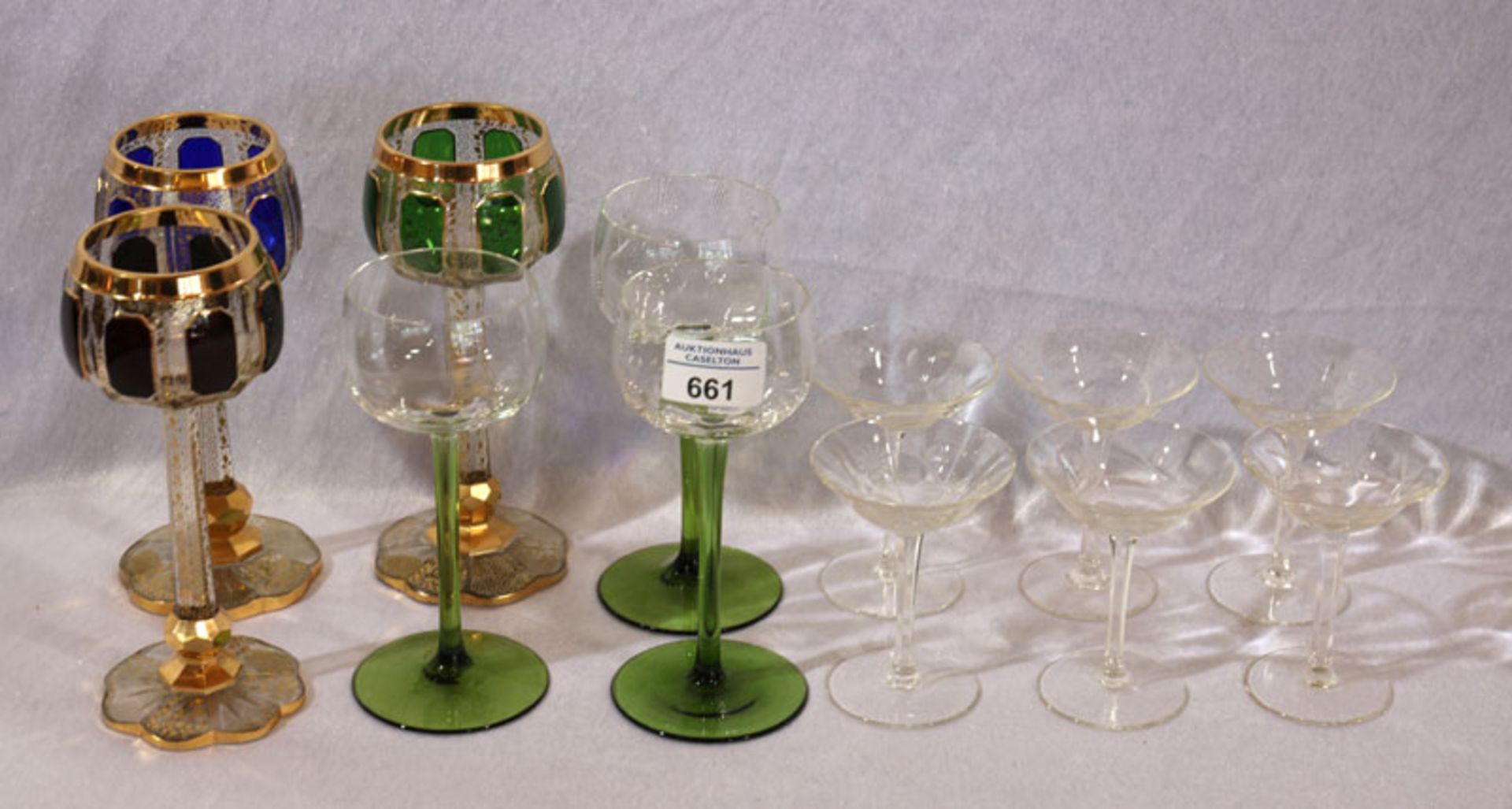 3 dekorative Weingläser mit reichen Golddekor, H 19 cm, 3 Weingläser mit grünem Stiel, H 17 cm, 6