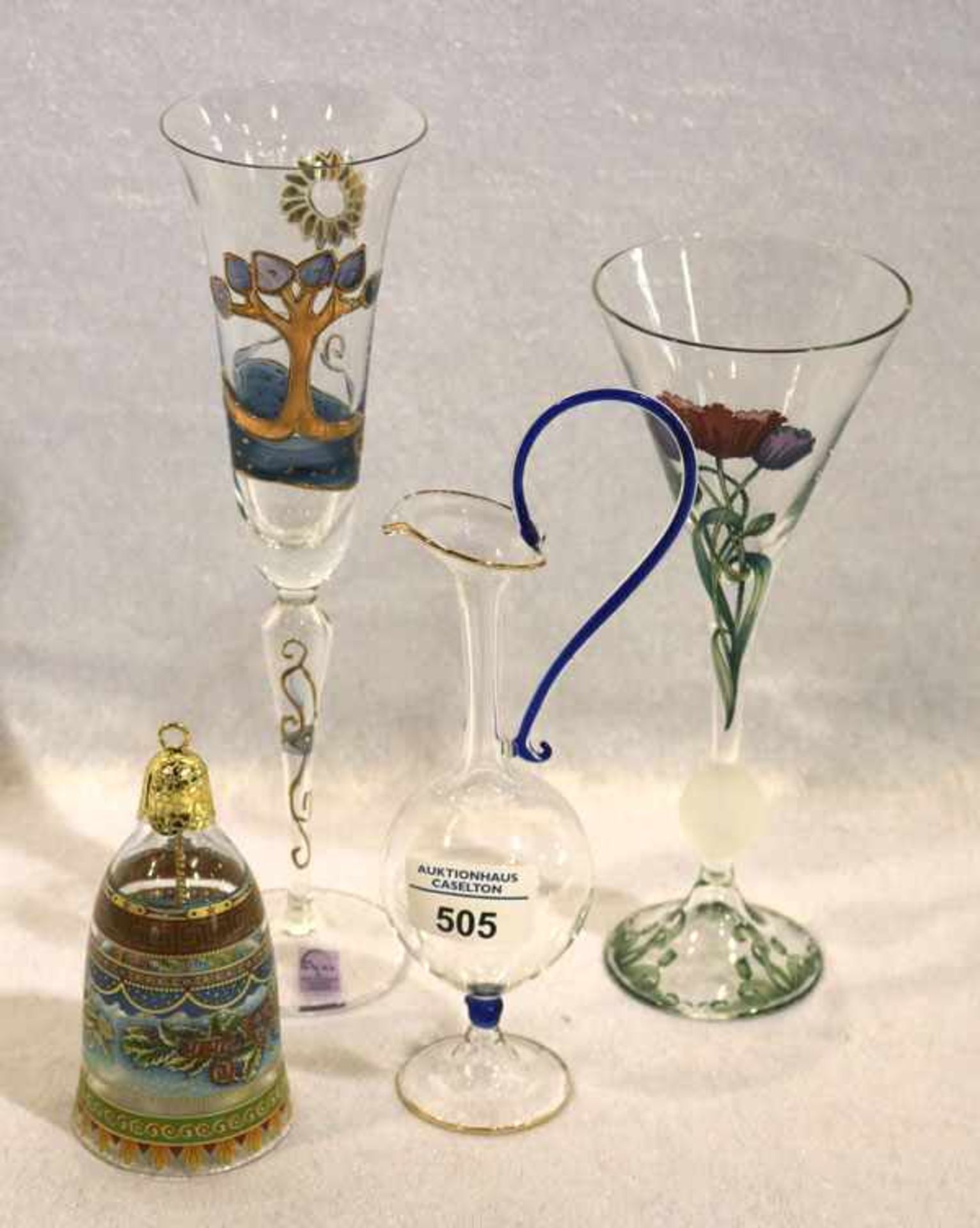 Glas-Konvolut: 2 Sektflöten mit buntem Dekor, H 23,5/27,5 cm, feines Henkelkännchen, H 22 cm, und