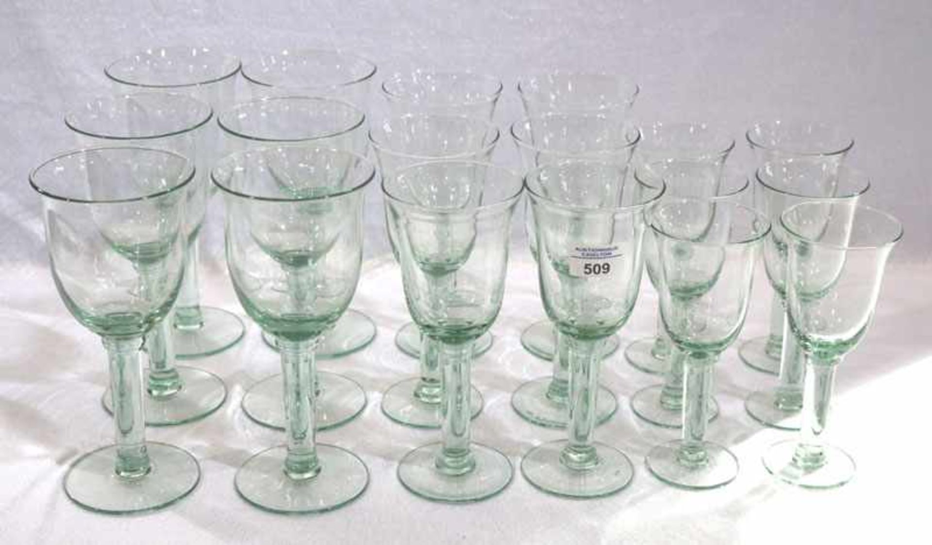 Trinkglas-Konvolut: 6 Rotweingläser, 6 Weissweingläser und 6 Wassergläser, H 19/23,5 cm,
