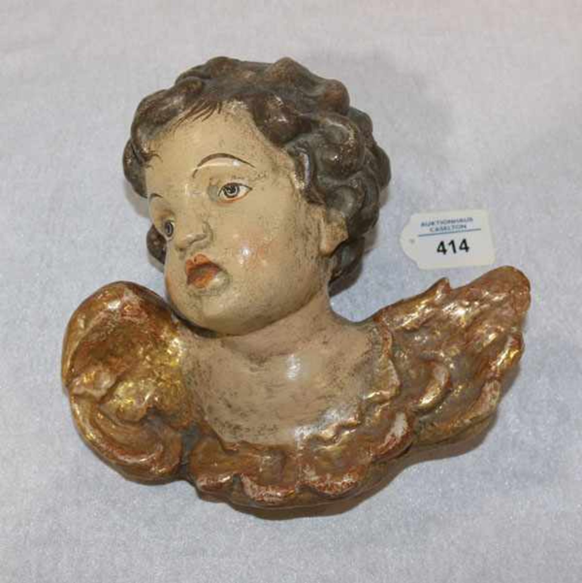 Holz Skulptur 'Putto', farbig gefaßt, leicht berieben, H 22 cm, B 23 cm, T 12 cm