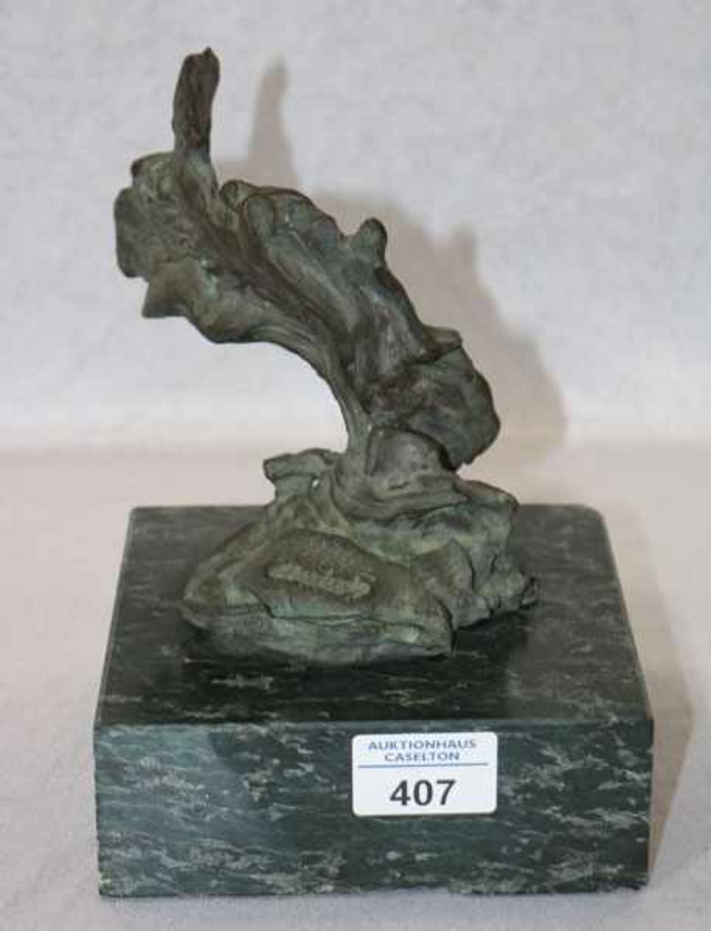 Abstrakte Skulptur, Bronze ?, undeutlich signiert, auf grünem Marmorsockel, bestossen, H 21 cm, B 16