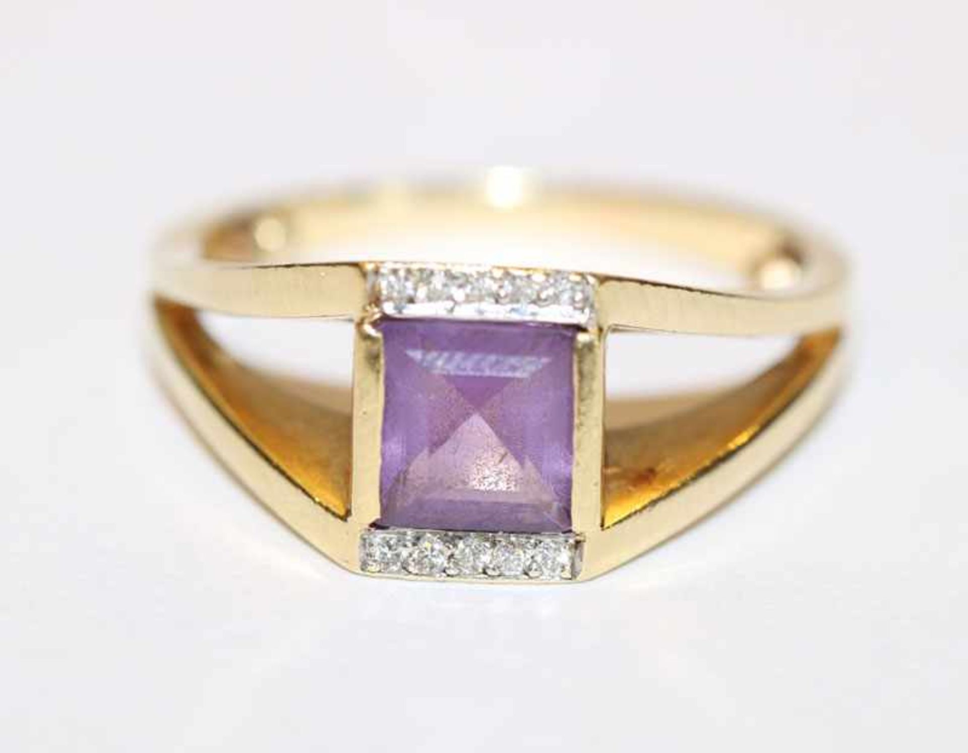 14 k Gelbgold Ring mit Amethyst und 10 in Weißgold gefaßten Diamanten, Gr. 51, 5,5 gr.