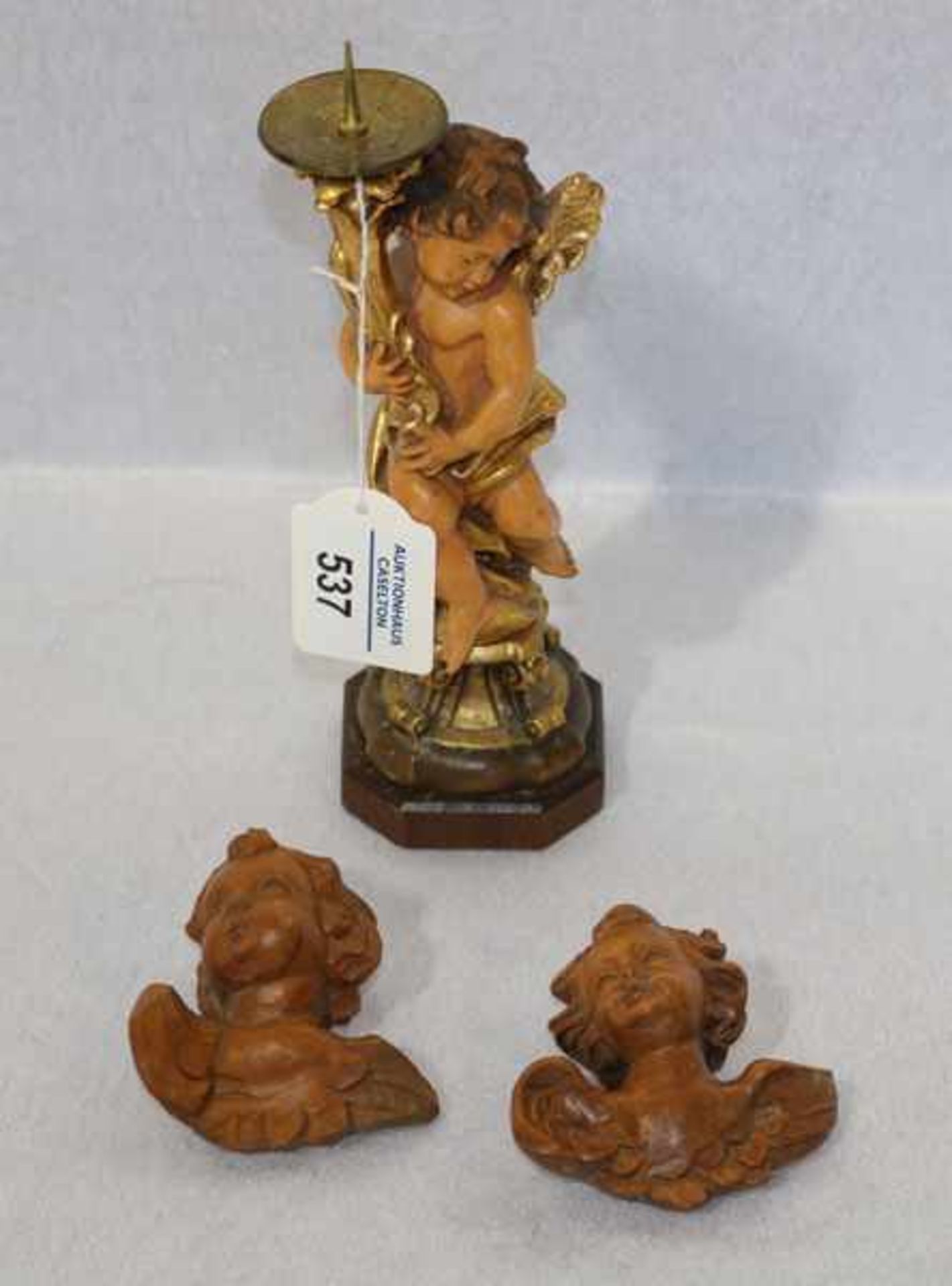 Paar Holzfiguren 'Puttos', gebeizt, H 7,5 cm, B 7 cm, und Leuchterengel, Holz ?, H 20 cm