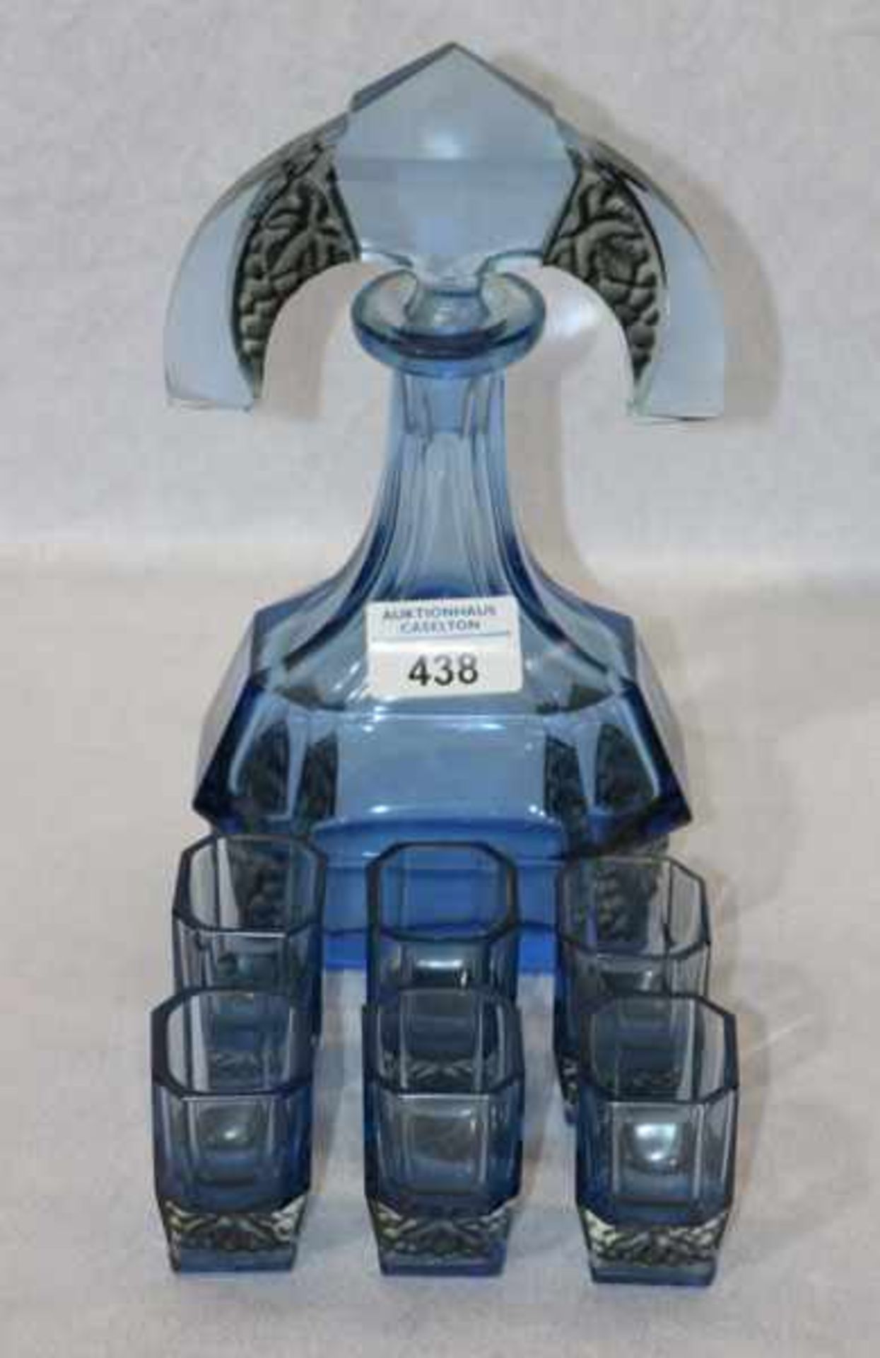 Glas Flasche, blau, mit 6 Schnapsgläser, teils bestossen, H 25/6 cm, Gebrauchsspuren