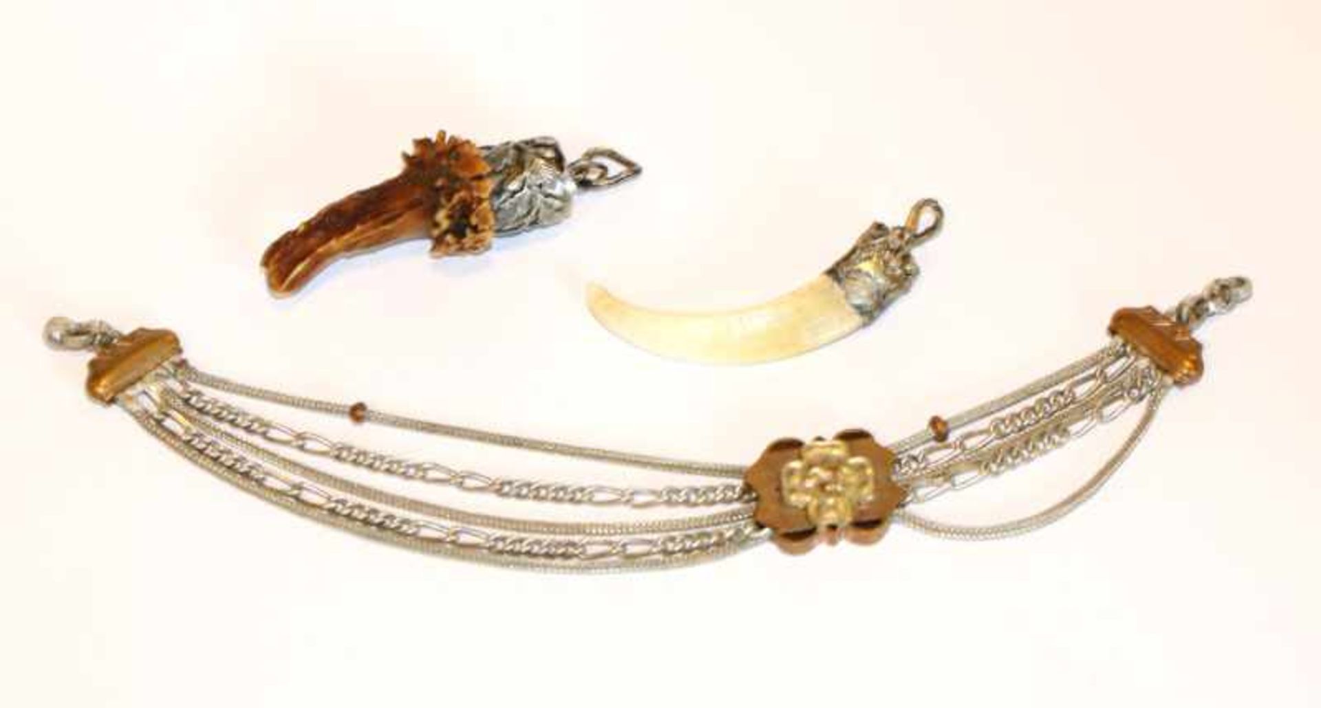 Armband mit Schieber, L 17,5 cm, und 2 Charivarianhänger, kein Silber
