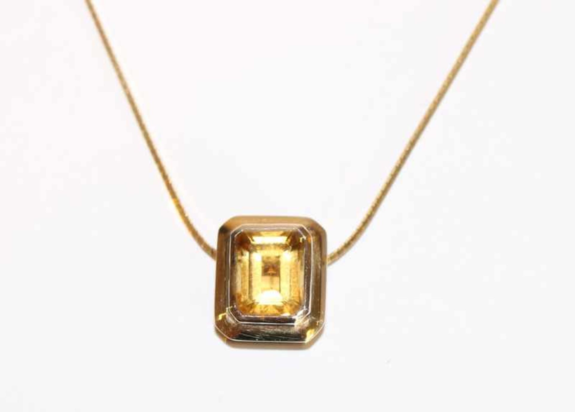 14 k Gelb- und Weißgold Citrin-Anhänger, L 1,4 cm, an Kette, L 44 cm, zus. 5 gr.