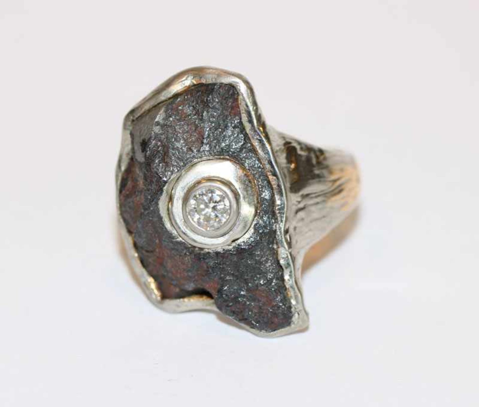 18 k Weißgold Designer Ring mit ca. 0,40 ct. Diamant in Meteorit ?, gefaßt, 24,4 gr., Gr. 64,