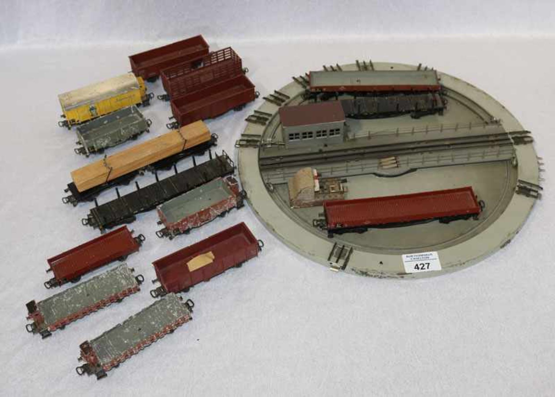 Konvolut von Eisenbahnwaggons, teils Märklin, und Drehscheibe, stark bespielt, teils beschädigt