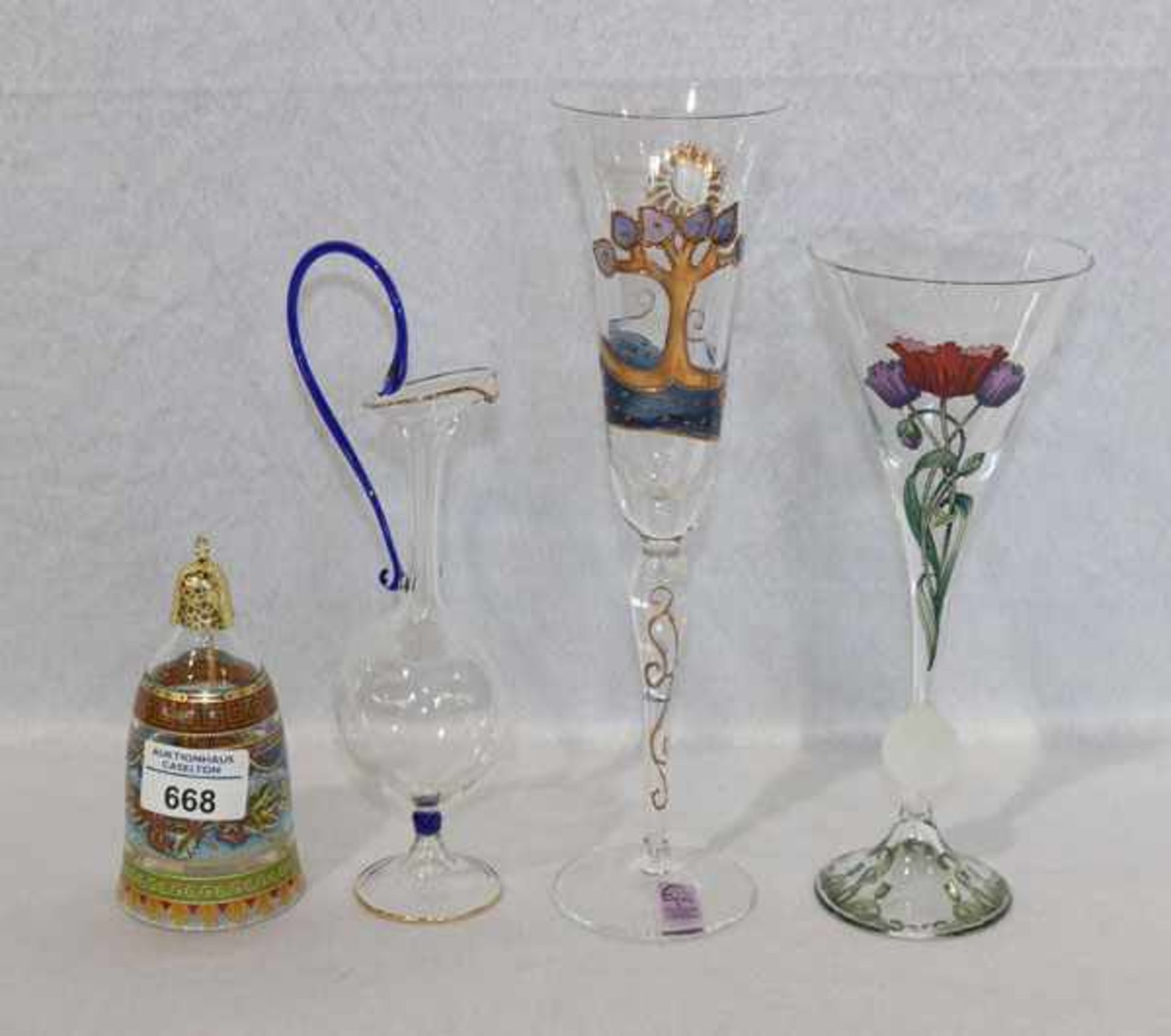 Glas-Konvolut: 2 Sektflöten mit buntem Dekor, H 23,5/27,5 cm, feines Henkelkännchen, H 22 cm, und