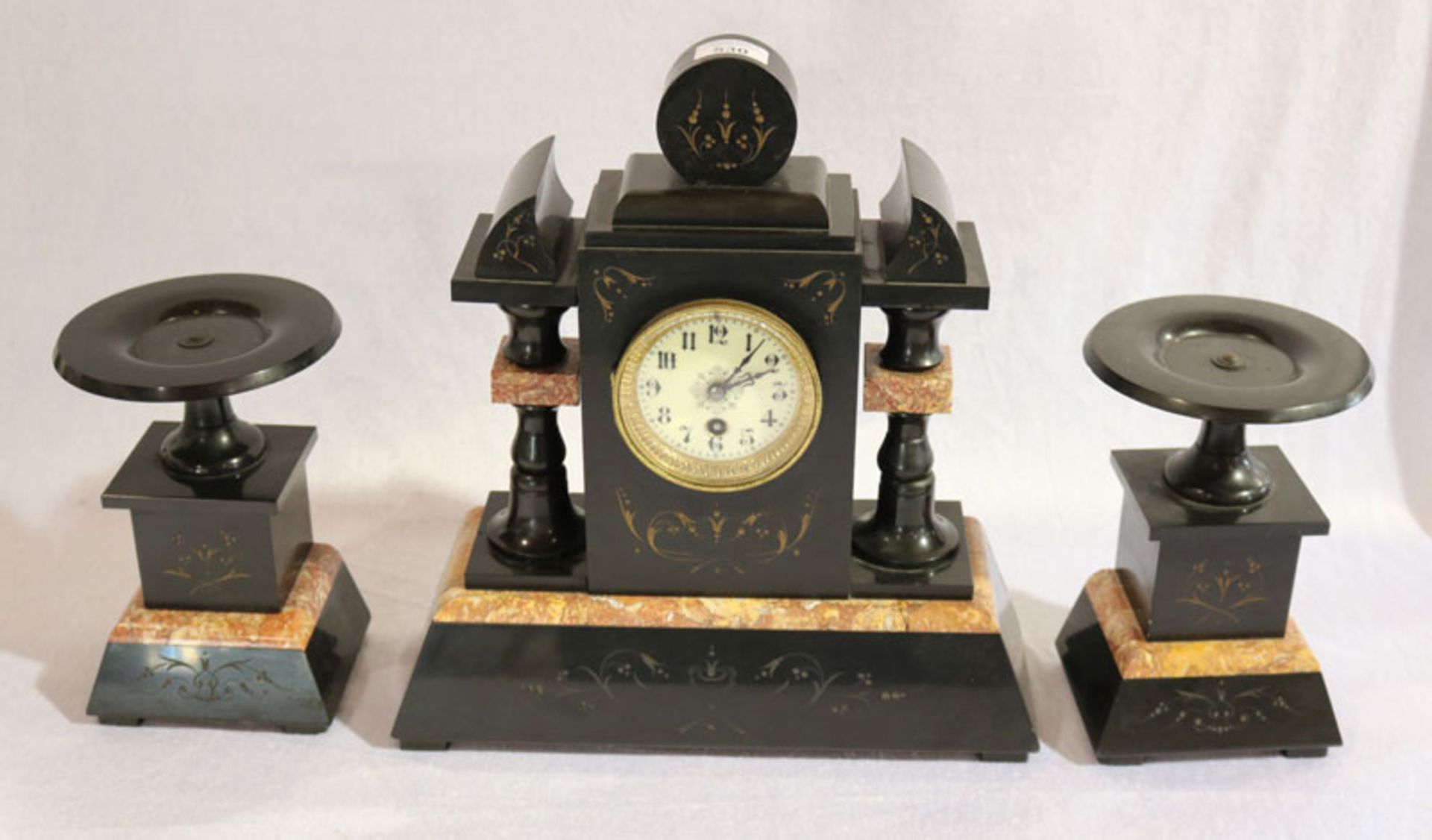 Uhrengarnitur aus Marmor, Uhr mit Säulendekor, H 38 cm, B 36 cm, T 13 cm, Funktion nicht geprüft,