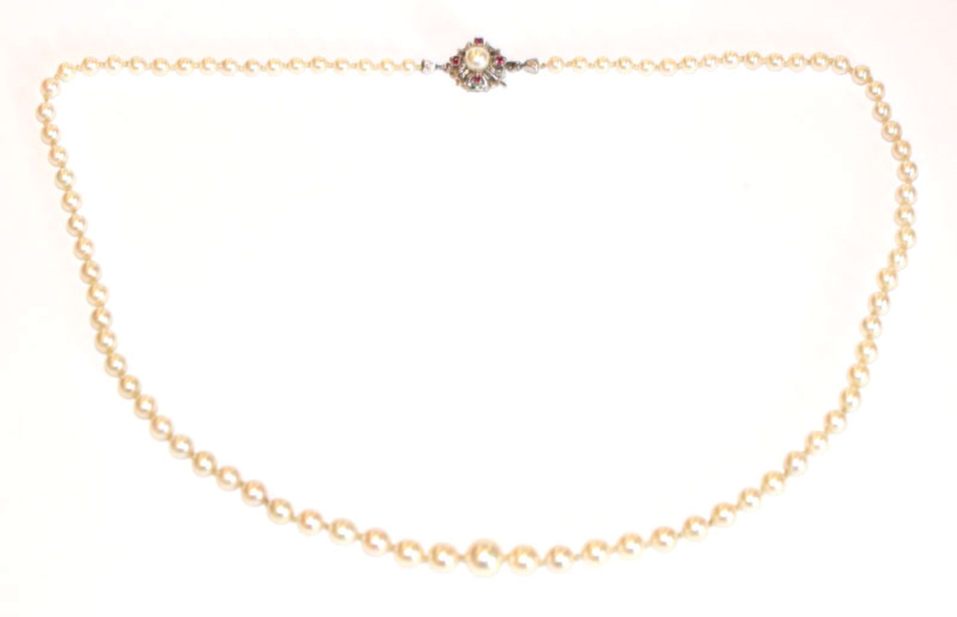 Perlenkette in Verlaufform mit 8 k Weißgold Schließe, besetzt mit Perle und 4 Rubinen, L 52 cm