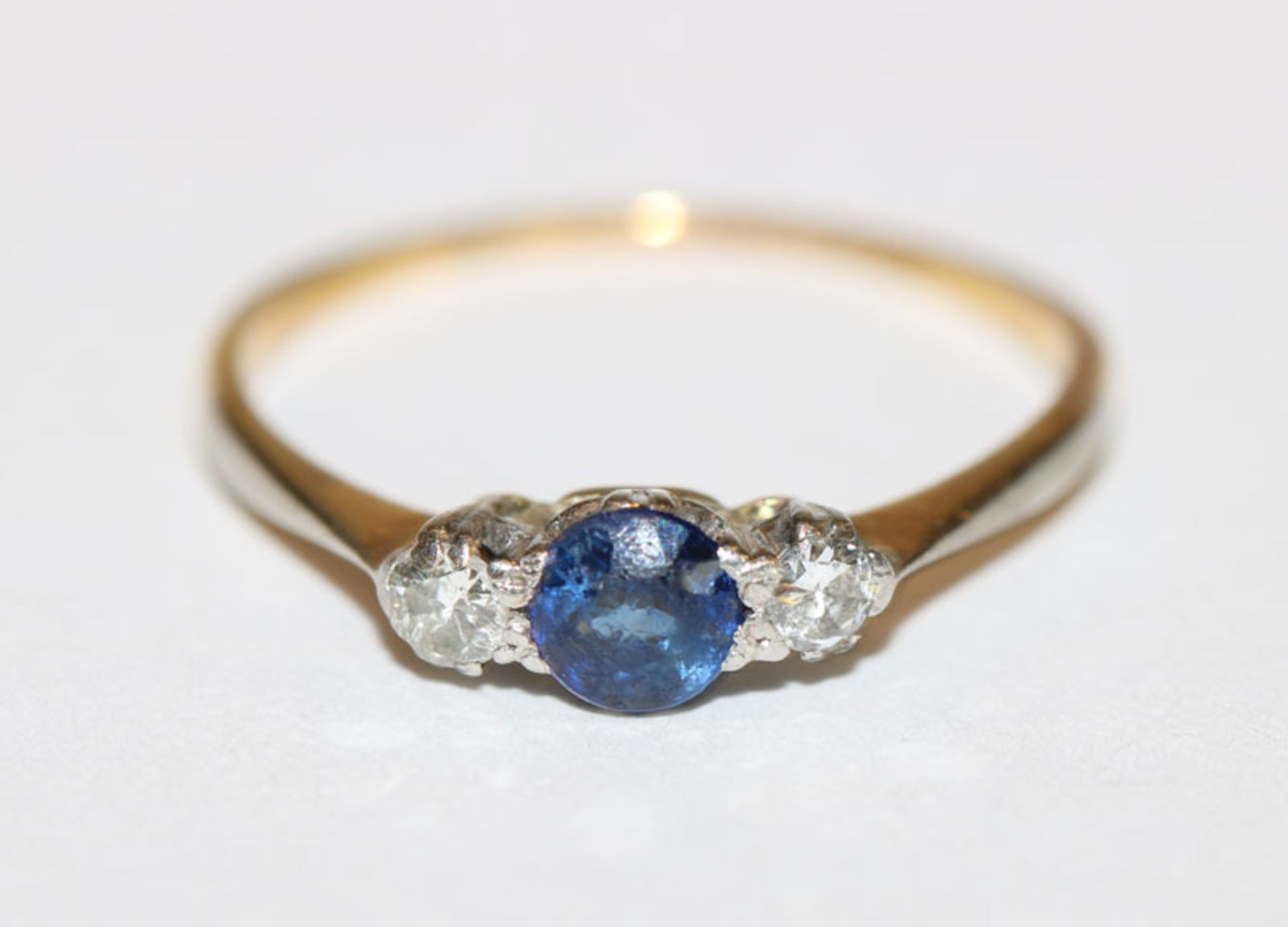 18 k Gelbgold/Platin Ring mit 2 Diamanten und Safir, England um 1900, Gr. 52, Tragespuren