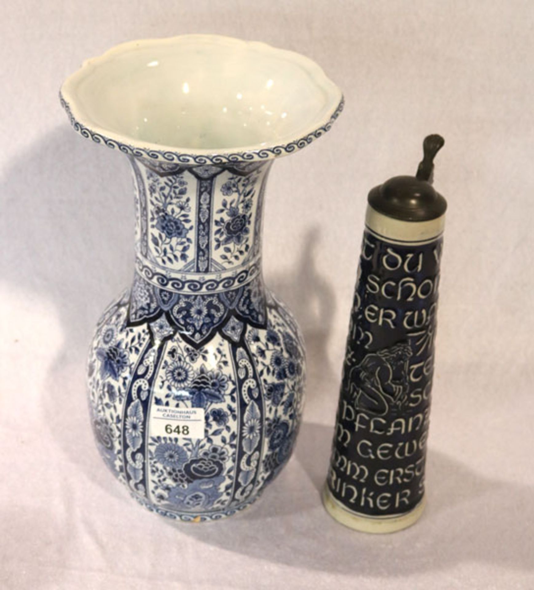 Keramik Blumenvase mit blauem Floraldekor, H 33 ,5 cm, D 19 cm, und Steingut Henkelkrug mit