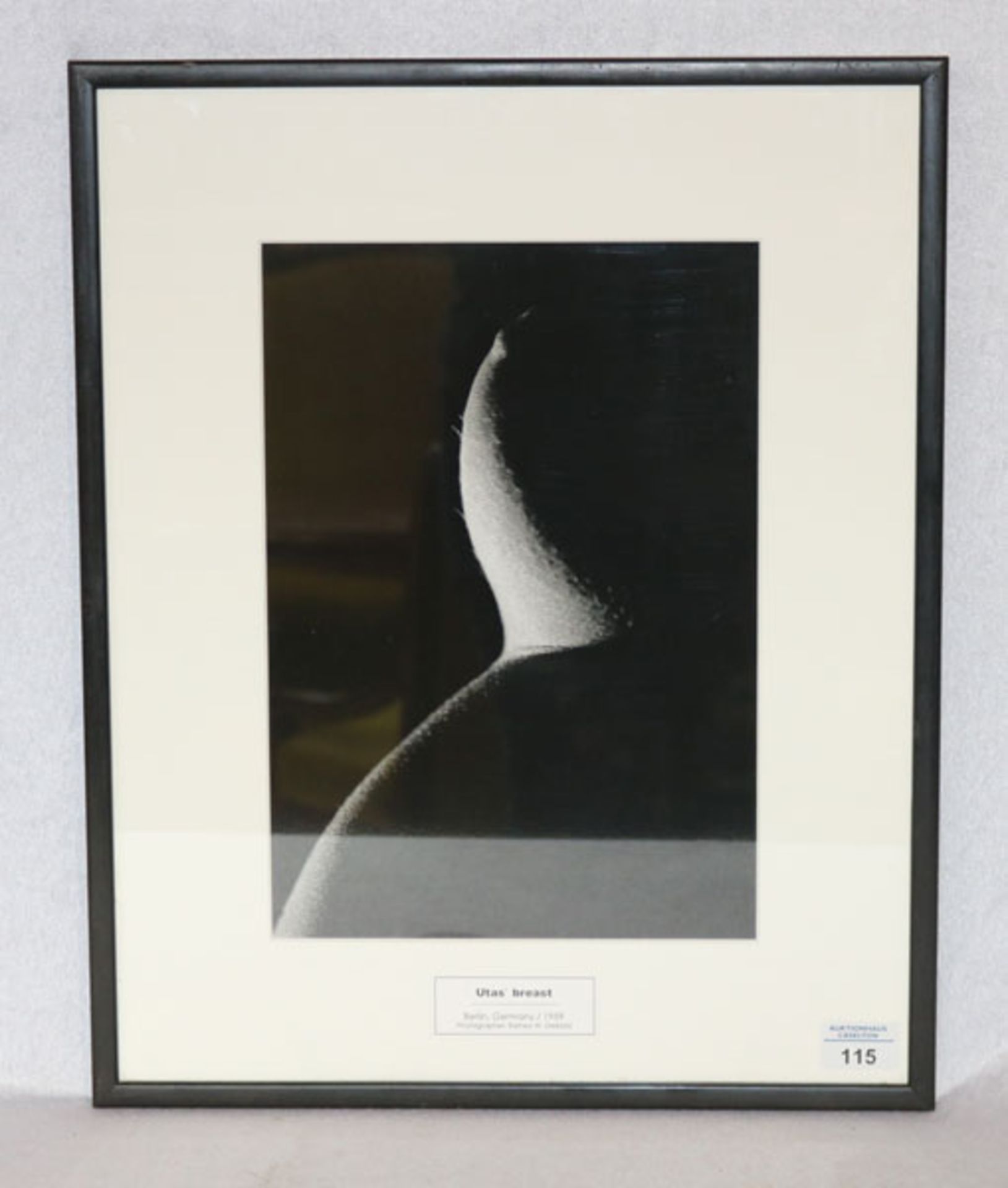 Fotografie 'Uta`s breast', fotographiert von Barney W. Diepold, Berlin 1959, mit Passepartout