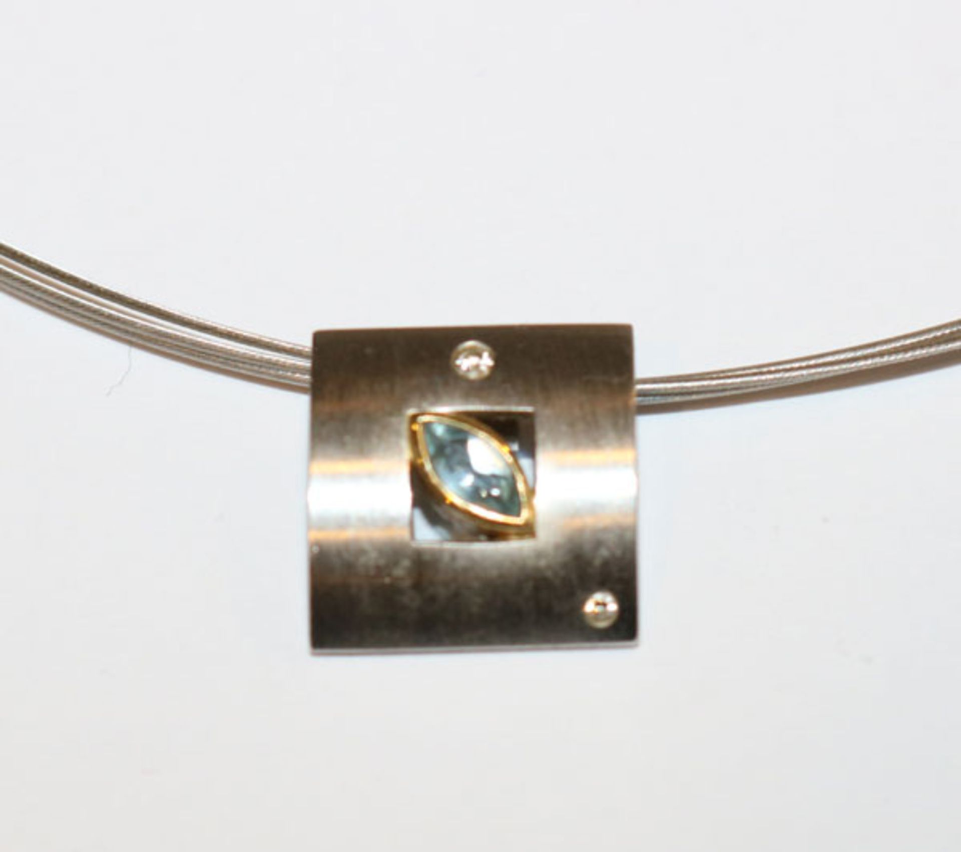 Stahl Halsreif mit Platin/Gold Anhänger mit Blautopas und Diamanten, L 42 cm