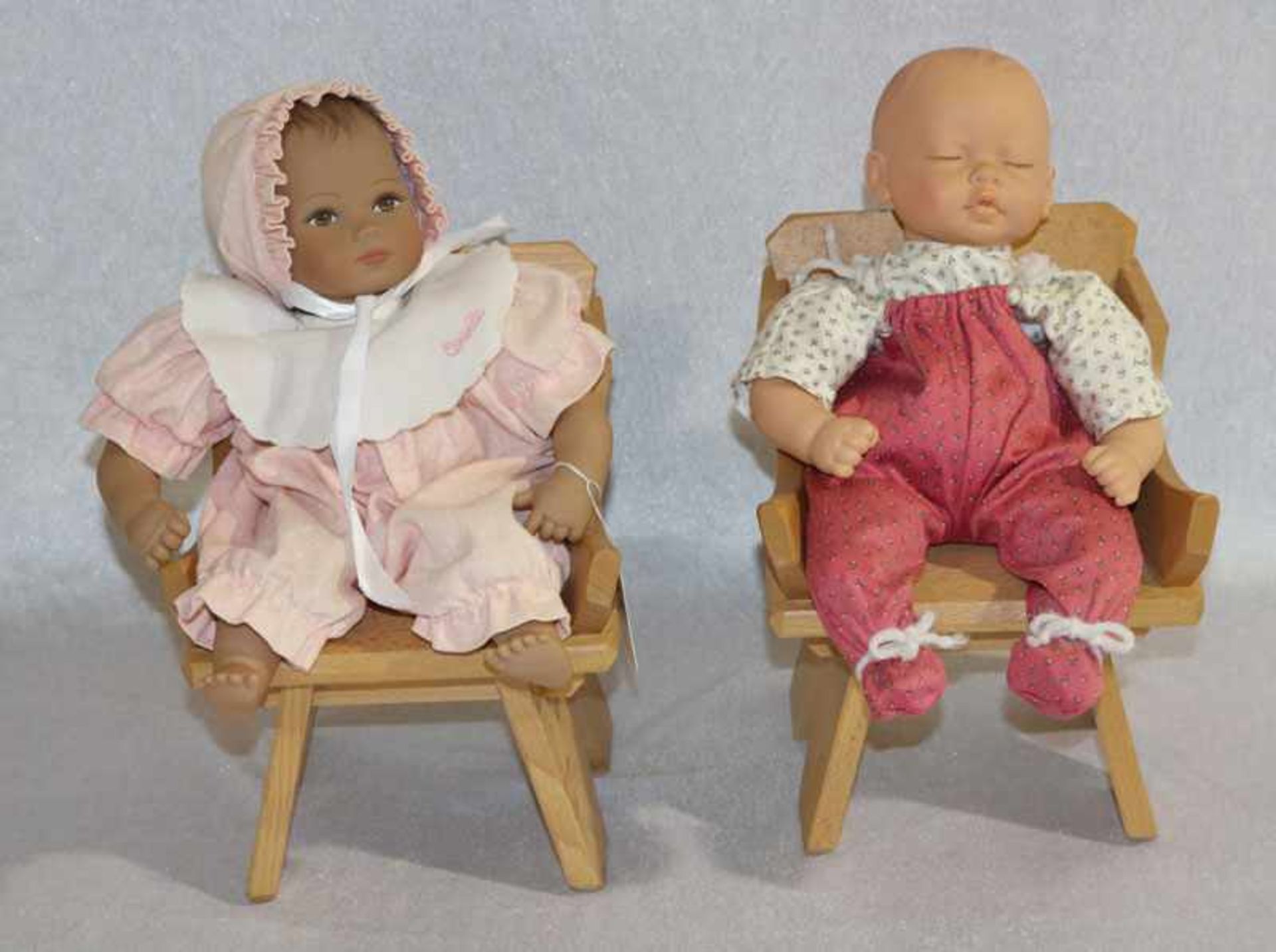 Heidi Ott Babypuppe und eine andere Babypuppe, bekleidet auf Holzstühlen