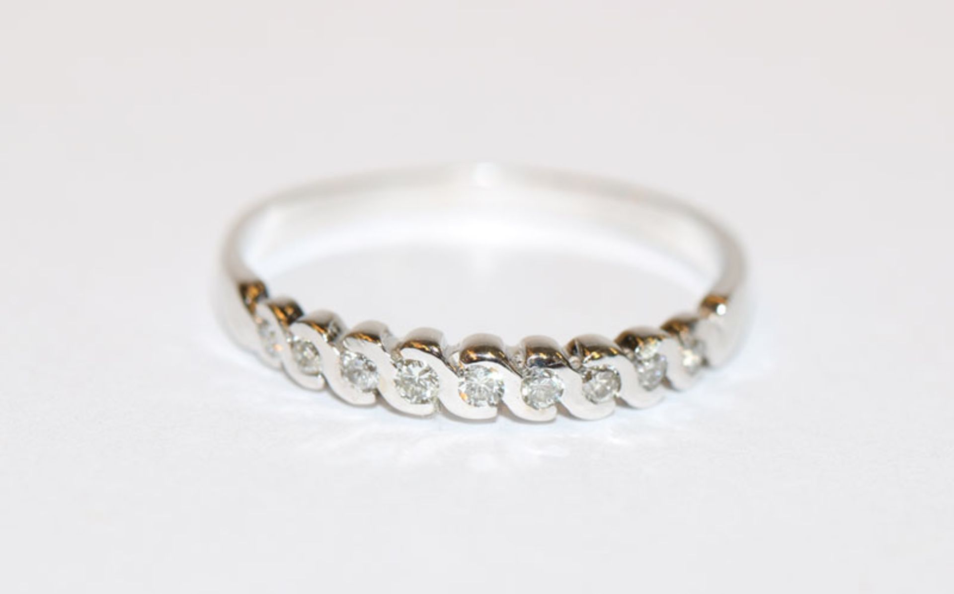 14 k Weißgold Ring mit 9 Diamanten, zus. 0,18 ct., Gr. 55