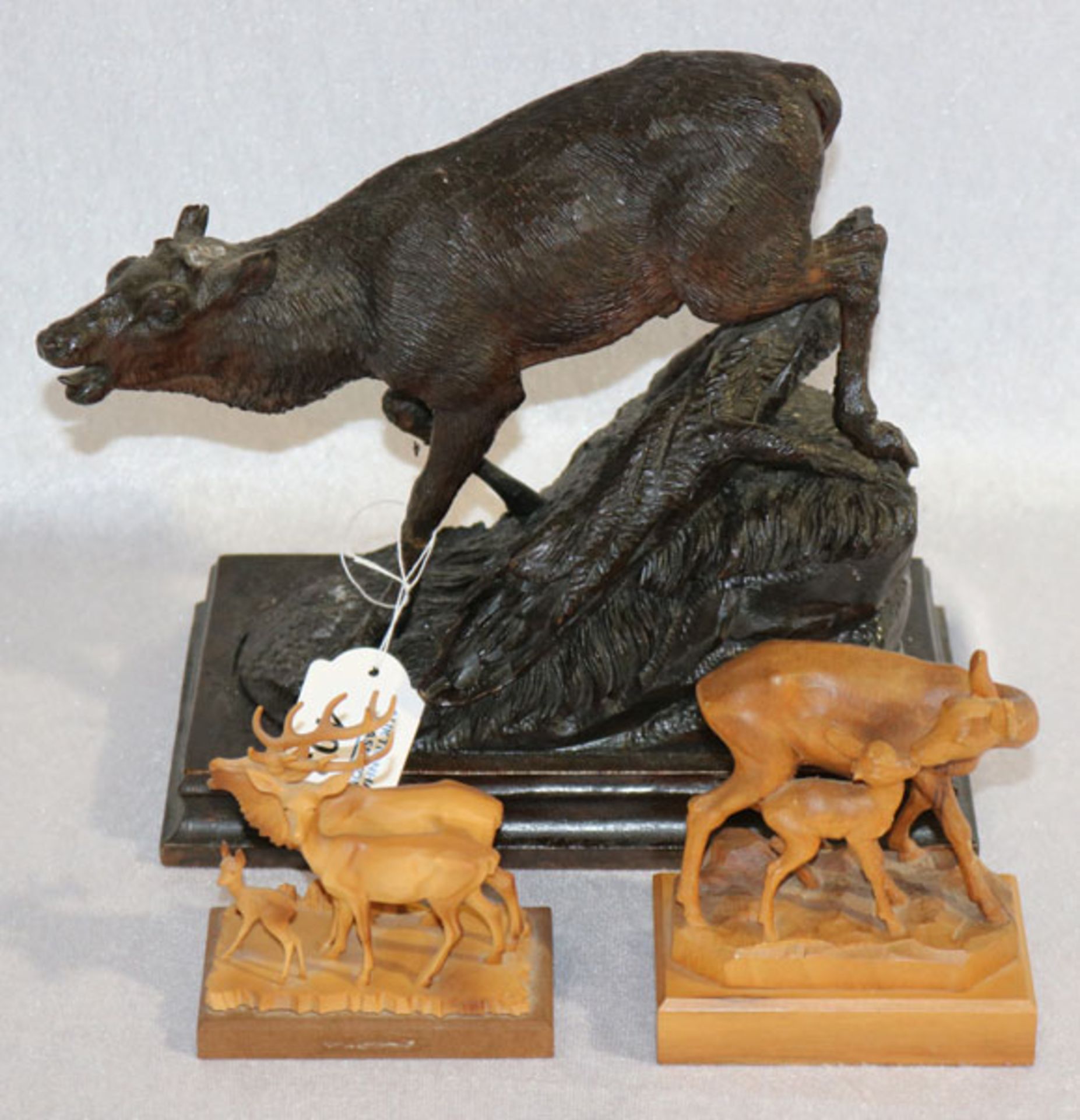 Tierfiguren, teils aus Holz, Hirsch, Gehörn fehlt, H 21 cm, Reh mit Kitz, H 12 cm, und Gußfigur