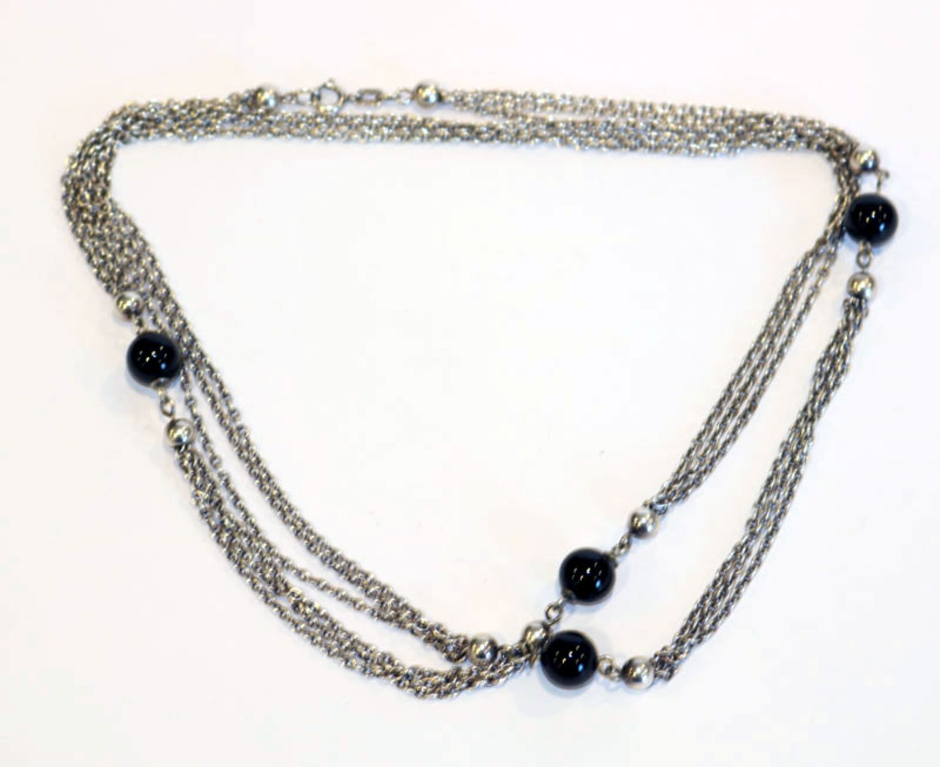 Silberkette, 3-reihig mit 4 Onyx Zwischenkugeln, L 86 cm