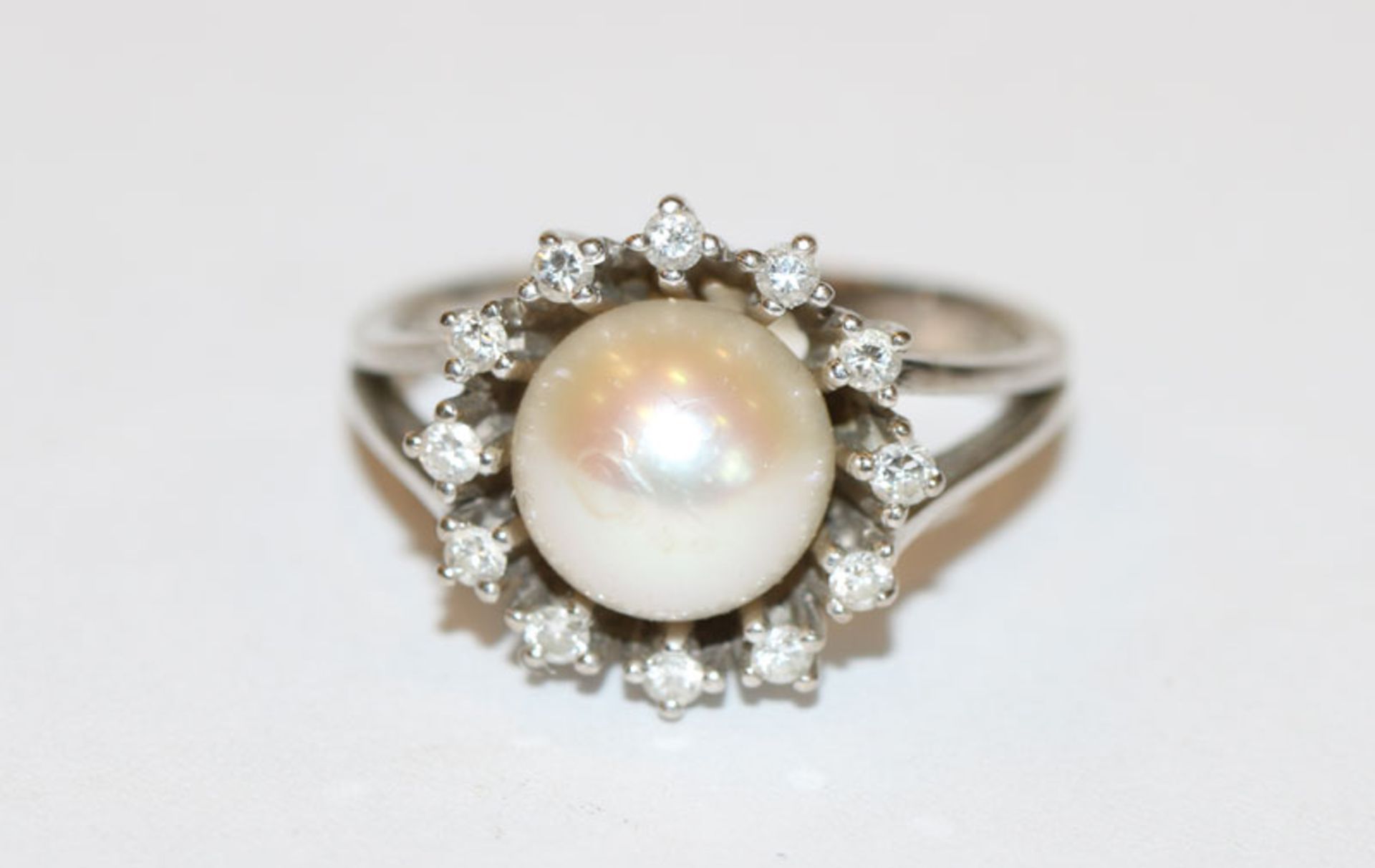 14 k Weißgold Ring mit Perle und Diamantkranz mit 12 Diamanten, zus. 0,24 ct., Gr. 57