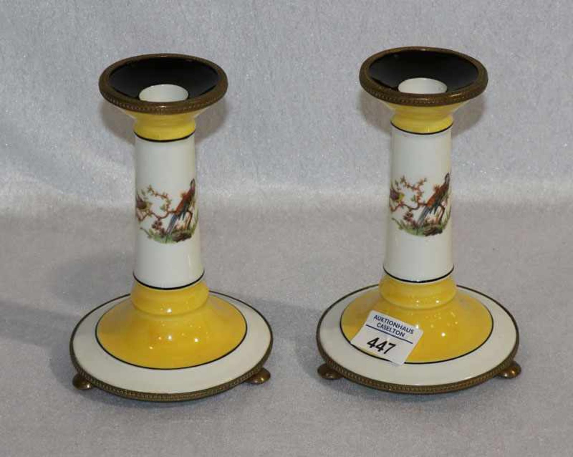 Paar Porzellan Kerzenleuchter, weiß/gelb mit Vogeldekor und Metallmontierungen, Art Limoges, H 18