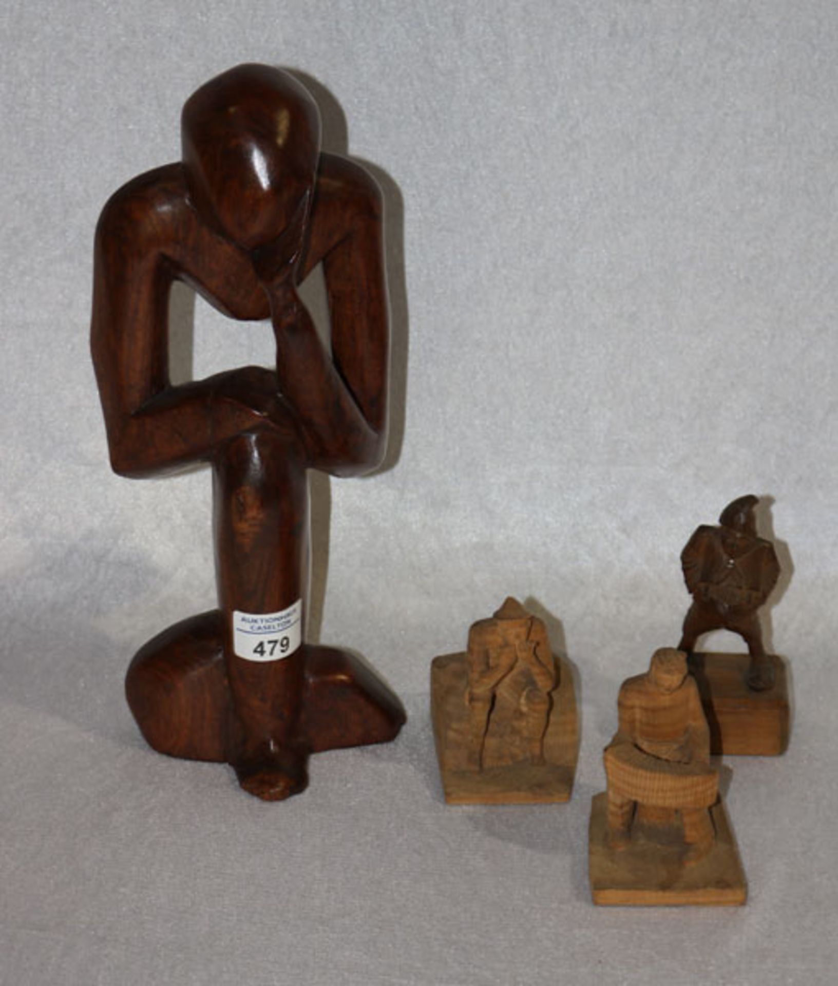 Holzfiguren-Konvolut: 2 Musikanten, H 9/9,5 cm, Mann mit Zipfelmütze auf Sockel, H 13 cm, moderne