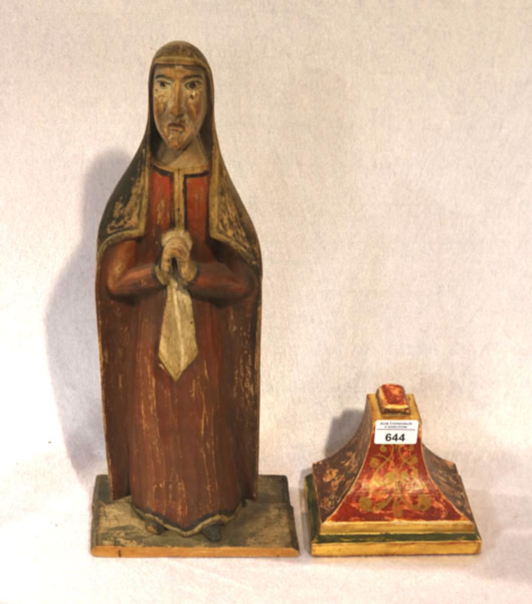 Holz Figurenskulptur 'Nonne', 19. Jahrhundert, Restfassung, teils beschädigt, H 44 cm, und