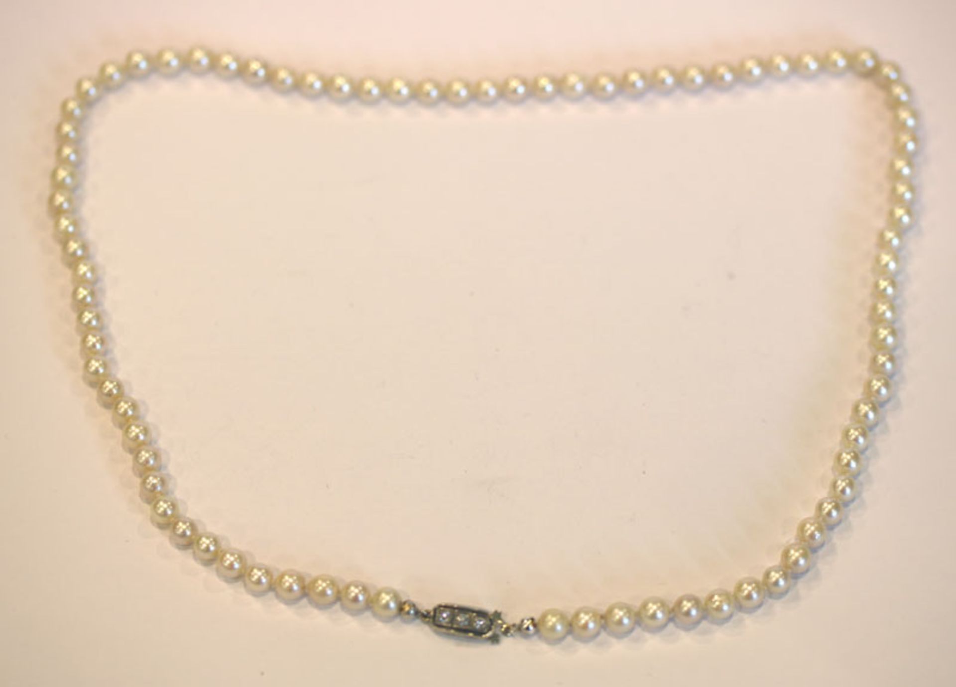 Perlenkette mit 14 k Weißgold-Schließe (geprüft), besetzt mit 3 Diamanten, L 56 cm