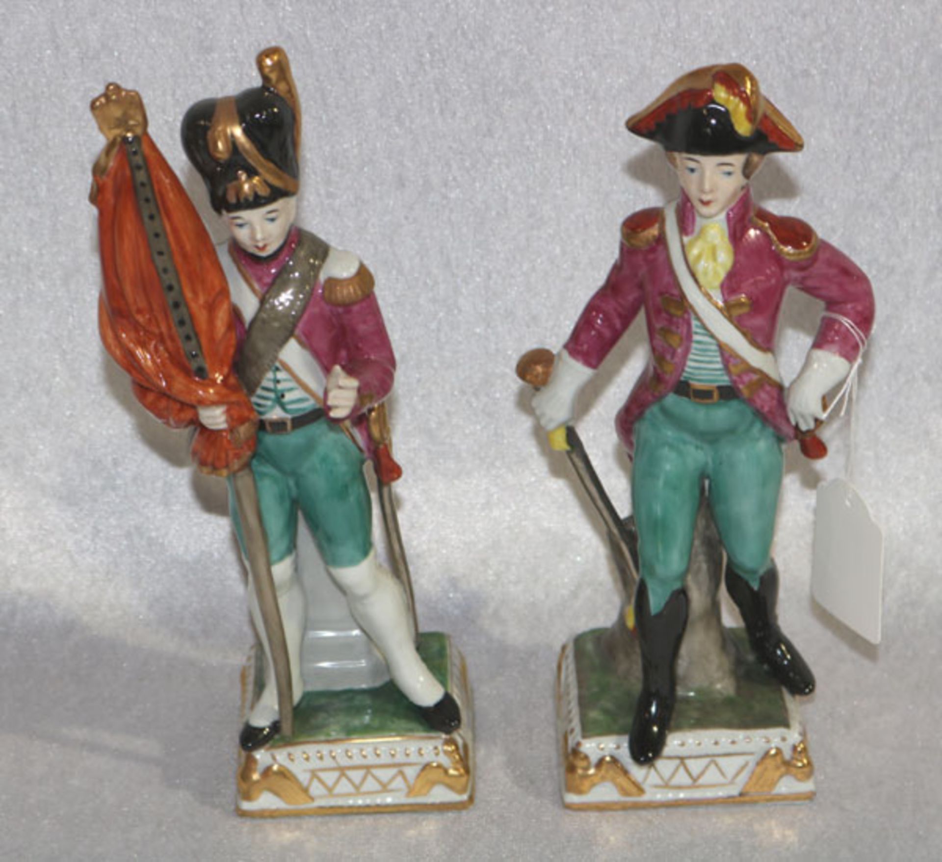 2 Porzellanfiguren 'Soldaten', farbig bemalt, H 25 cm