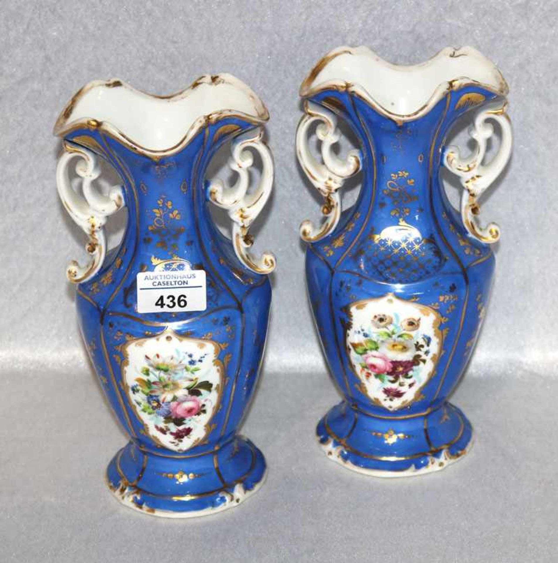 Paar Porzellan Vasen mit seitlichen Handhaben, blau mit buntem Blumen- und Golddekor, teils berieben