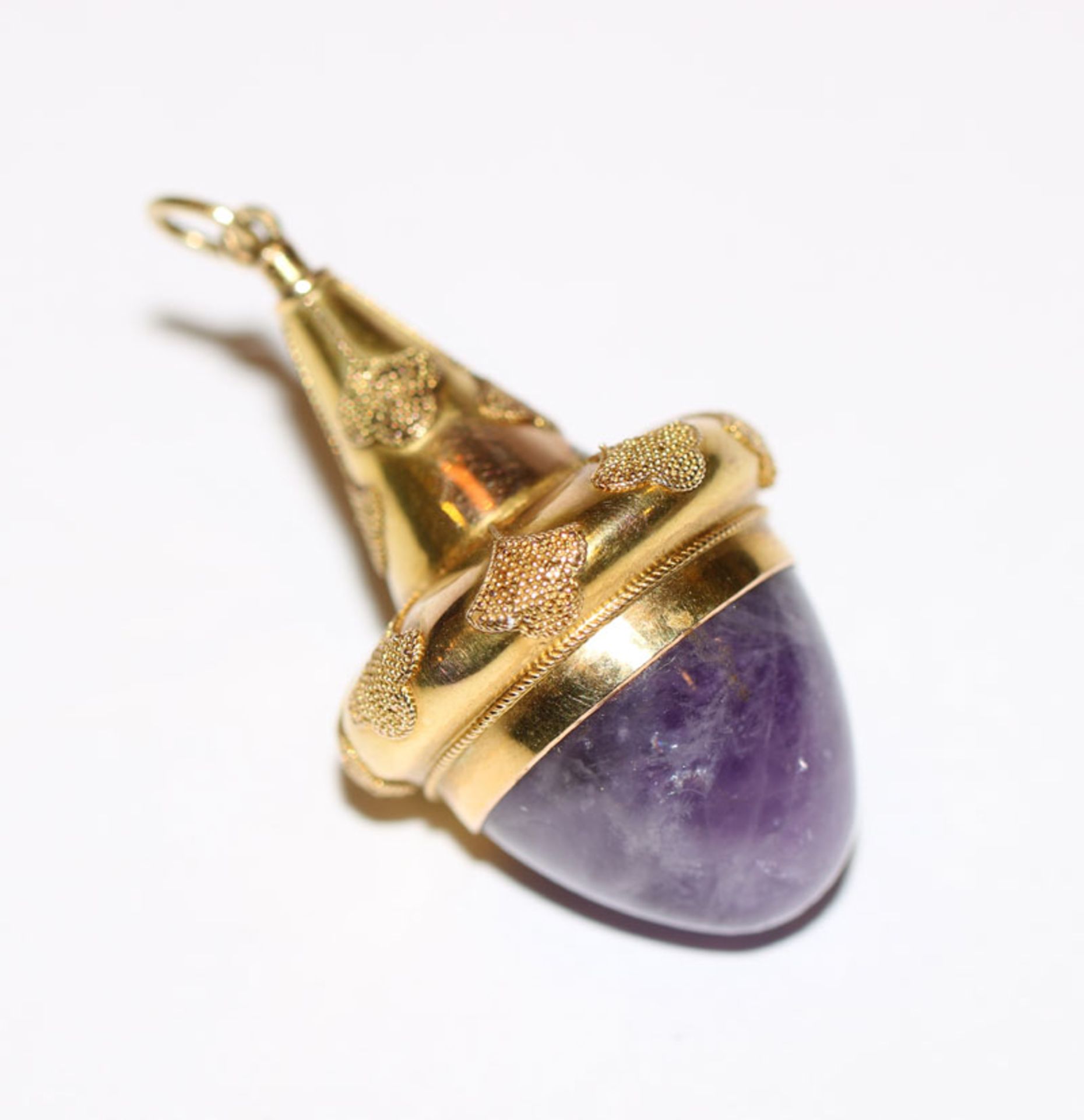 14 k Gelbgold (geprüft) Anhänger, granuliert, mit Amethyst in Kegelform, feine Handarbeit, L 4 cm,