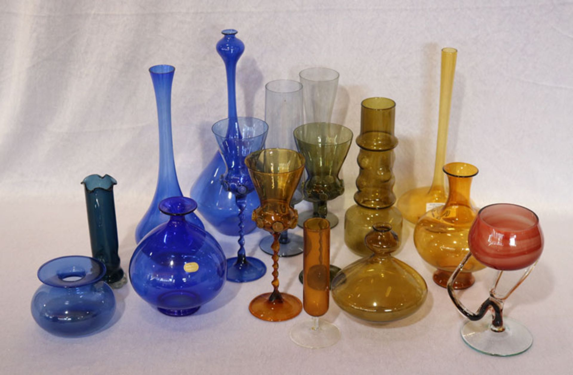Konvolut von meist mundgeblasenen Gläsern, Vasen und Objekte in verschiedenen Farben, 16 Stück,