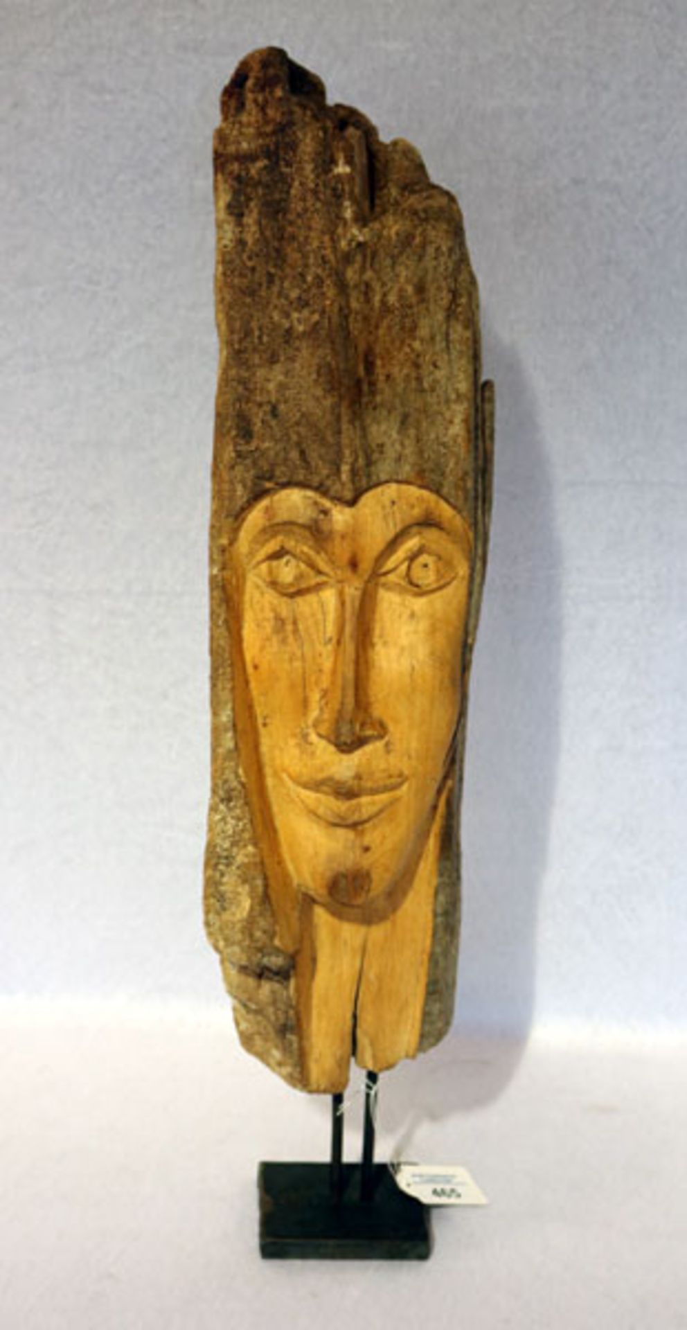 Holzskulptur 'Gesicht in Schwemmholz' auf Metallfuß, H 59 cm, B 13 cm, T 8 cm