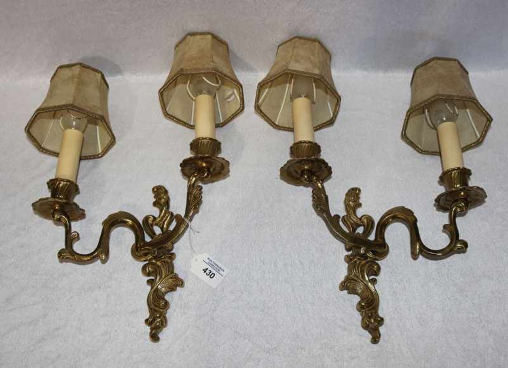 Paar Messing Wandlampen, 2-armig mit beigen Schirmchen, H 41 cm, B 28 cm, T 10 cm.