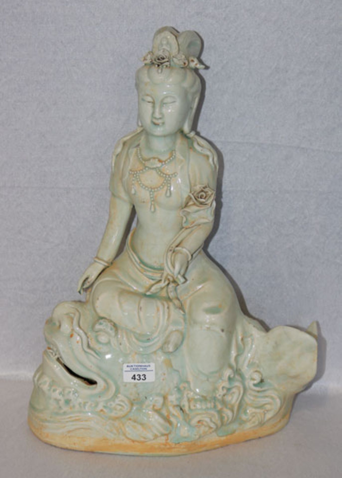 Guanyin, China, Keramik ? Skulptur, glasiert, teils bestossen und geklebt, H 50 cm, B 38 cm, T 16