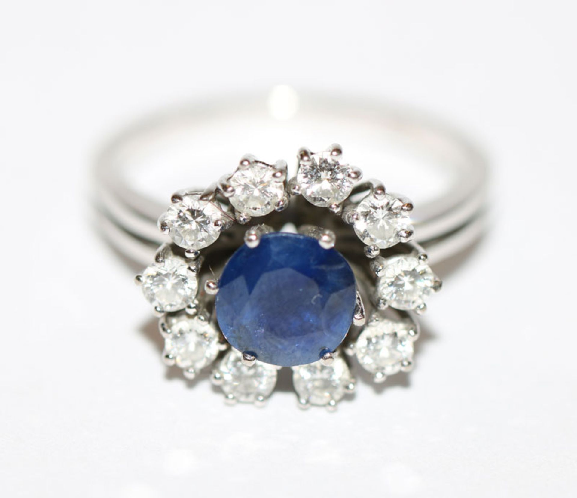 18 k Weißgold Ring mit Safir und Diamantkranz aus 10 Diamanten, zus. ca. 1 ct., Gr. 59, klassische