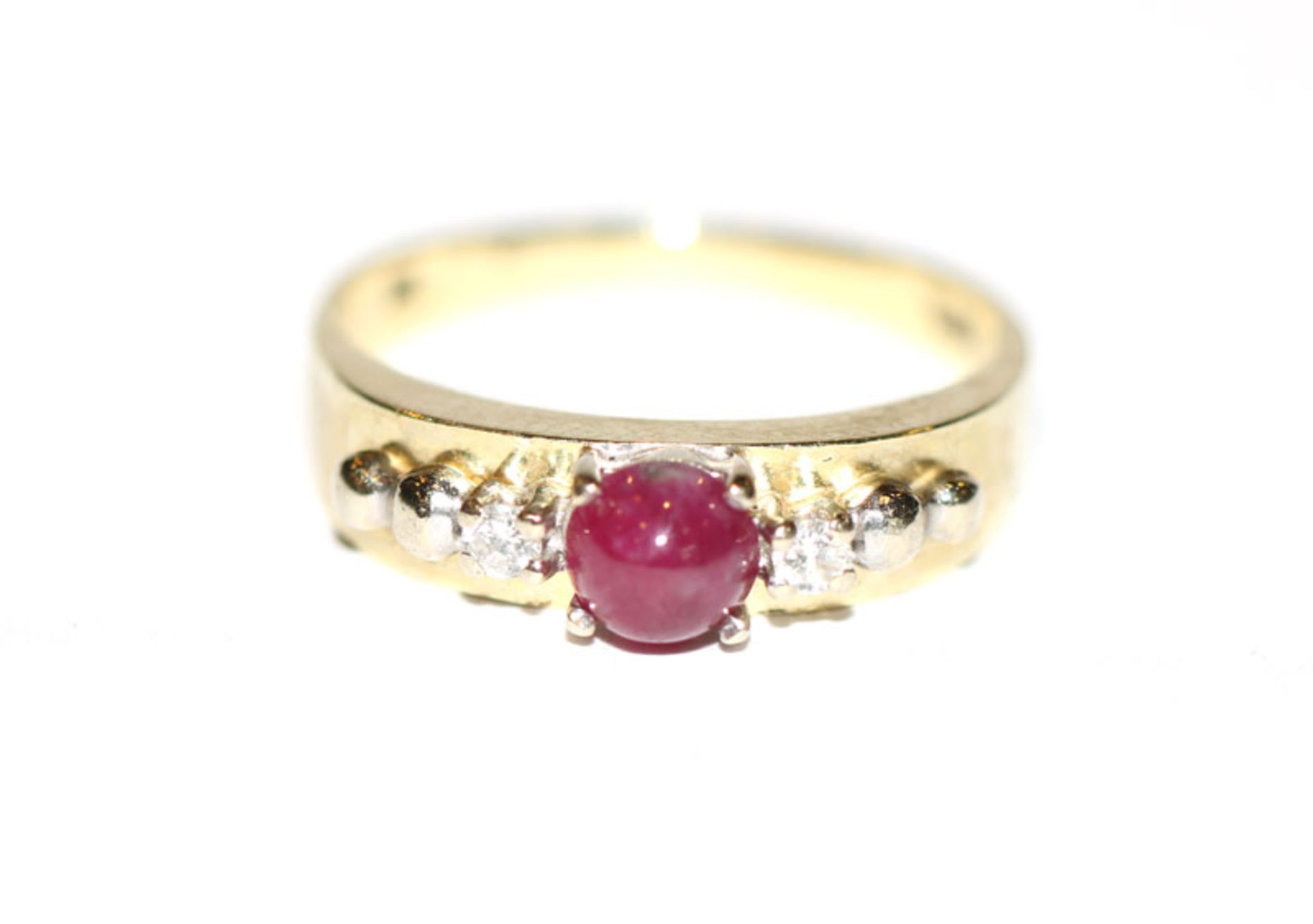 14 k Gelbgold Ring mit Rubin-Cabochon und 2 Diamanten, Gr. 54, 3 gr.