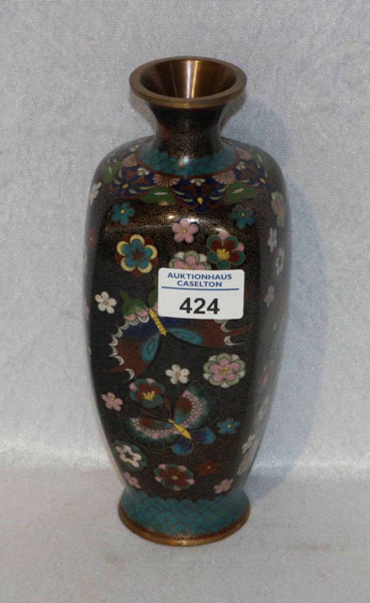 Coisonné Vase mit Blumen- und Schmetterlingsdekor, H 23,5 cm, Gebrauchsspuren