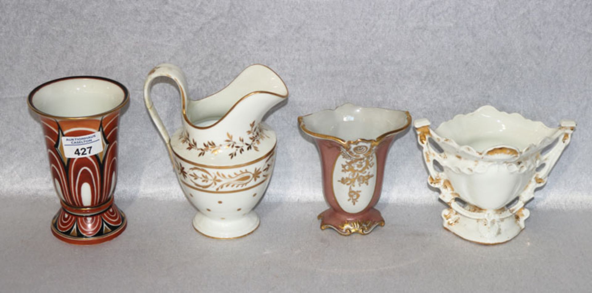Konvolut von 3 Porzellan Vasen und ein Henkelkännchen, teils berieben und geklebt, H 12/18 cm