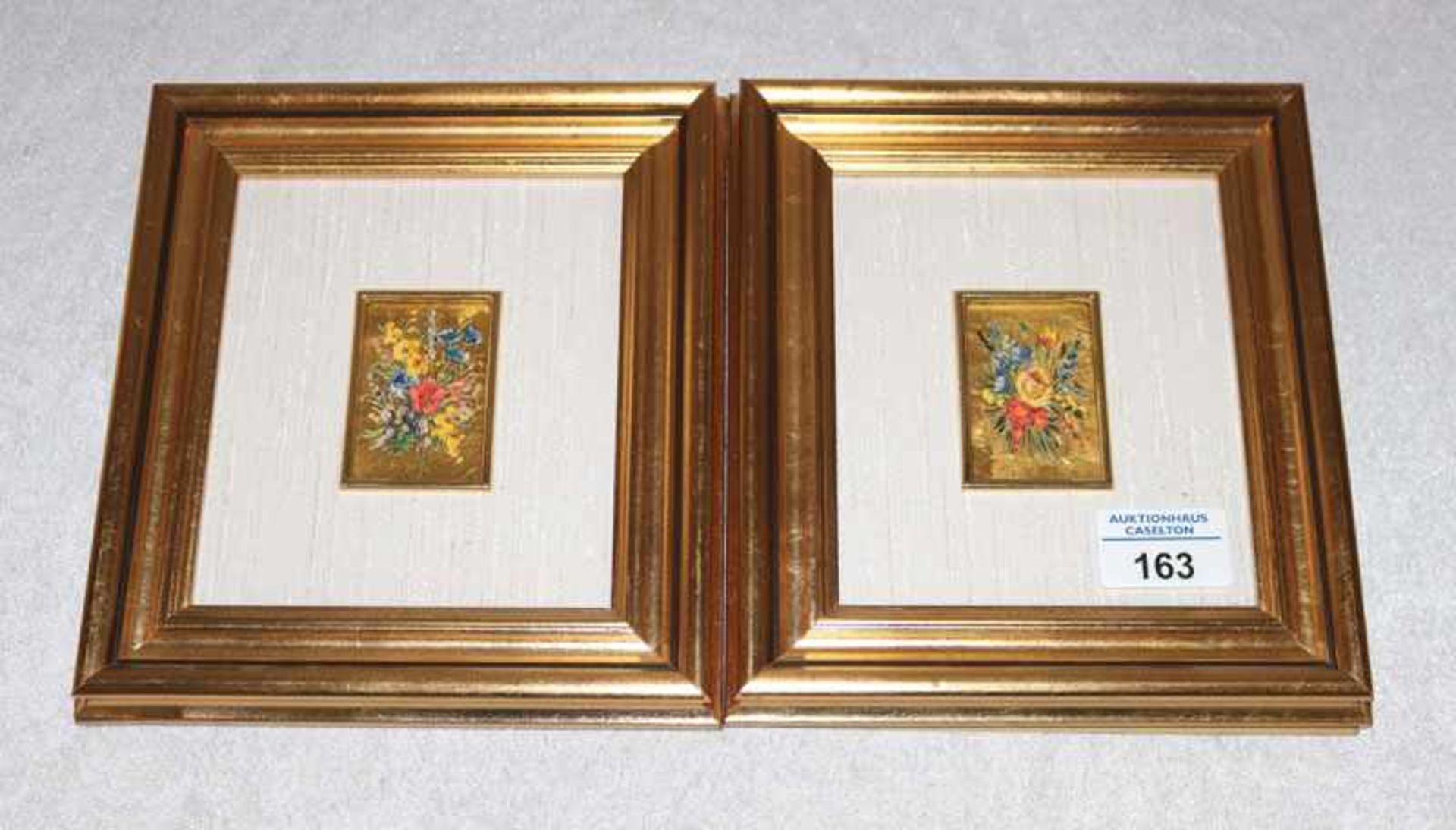 2 Chromolithpgraphien 'Blumenstillleben auf Goldfolie', mit Passepartout unter Glas gerahmt, incl.