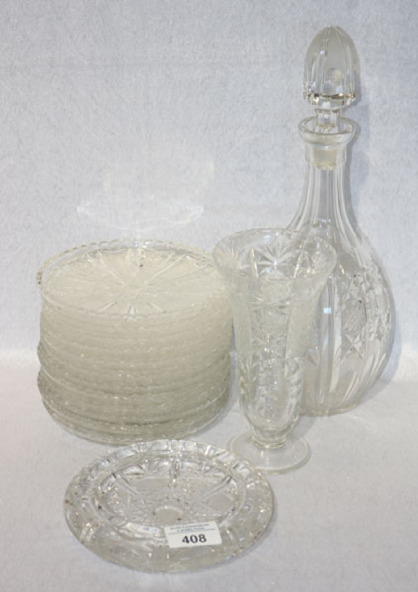 Kristallglas-Konvolut: 12 Dessertteller, D 16 cm, Vase, H 18 cm, Karaffe, H 33 cm, und Aschenbecher,