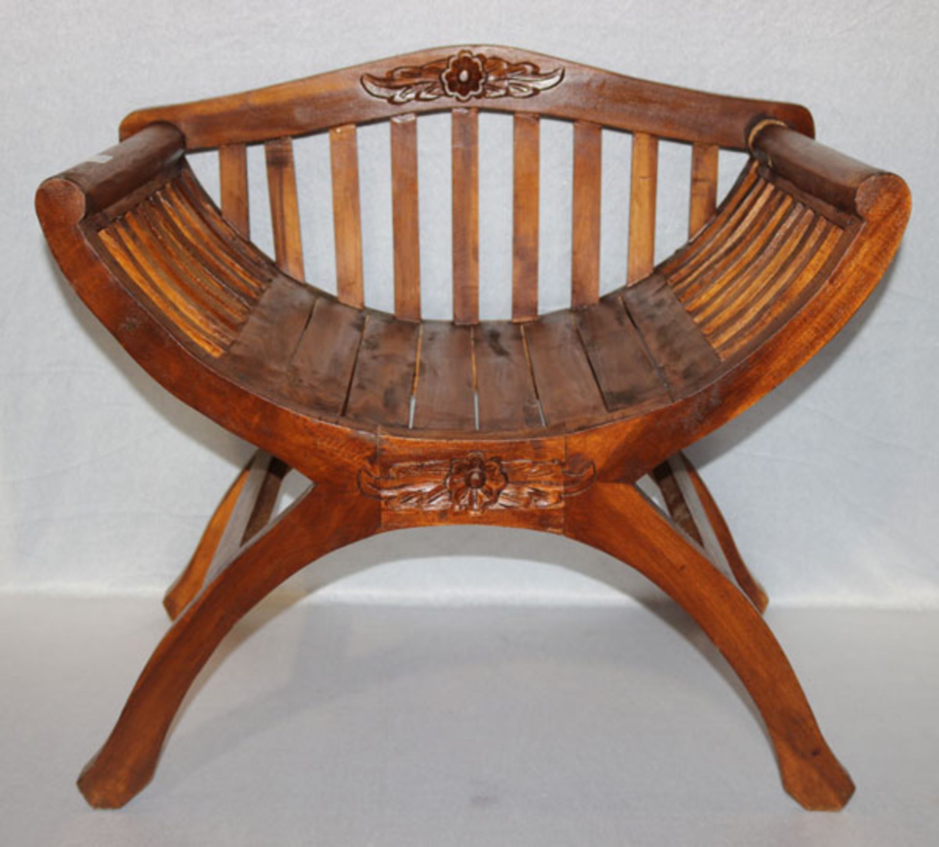 Asiatischer Holzstuhl mit versprosster Lehne und Seiten, H 64 cm, B 71 cm, T 40 cm, leichte