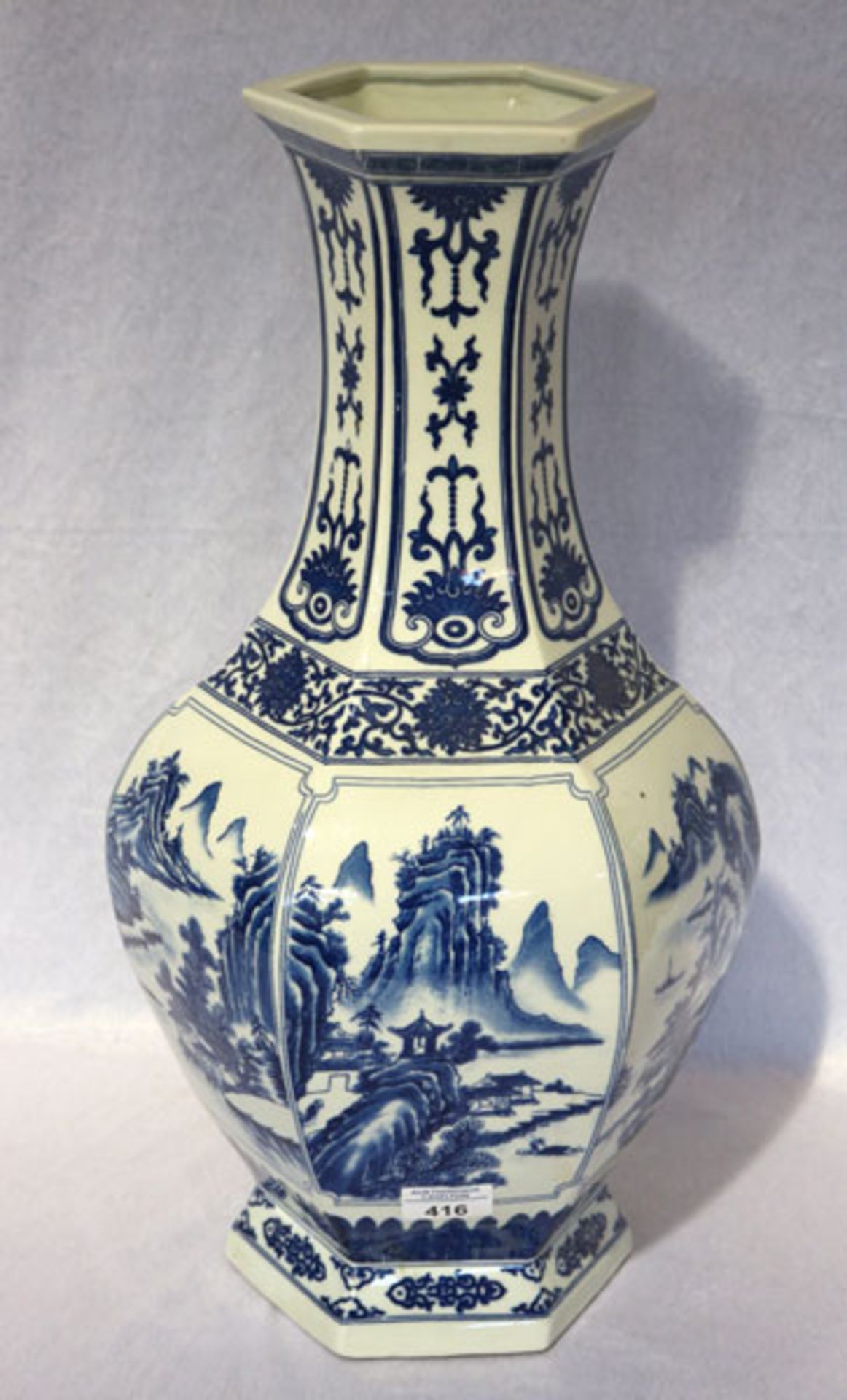 Chinesische Blumenvase mit blauem Landschafts-Dekor, H 54 cm, D 30 cm