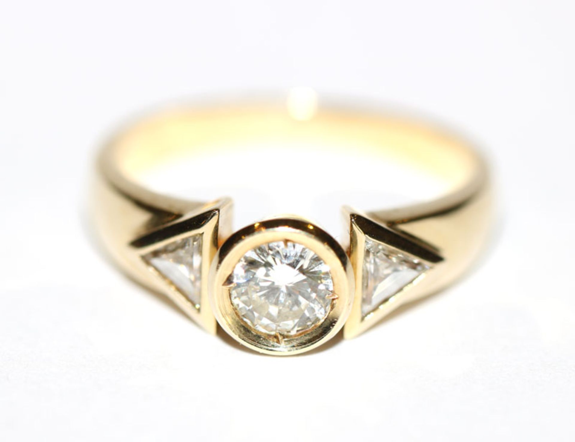 14 k Gelbgold Ring mit zus. ca. 0,7 ct. Diamanten, davon Mittelstein ca. 0,50 ct., Gr. 56