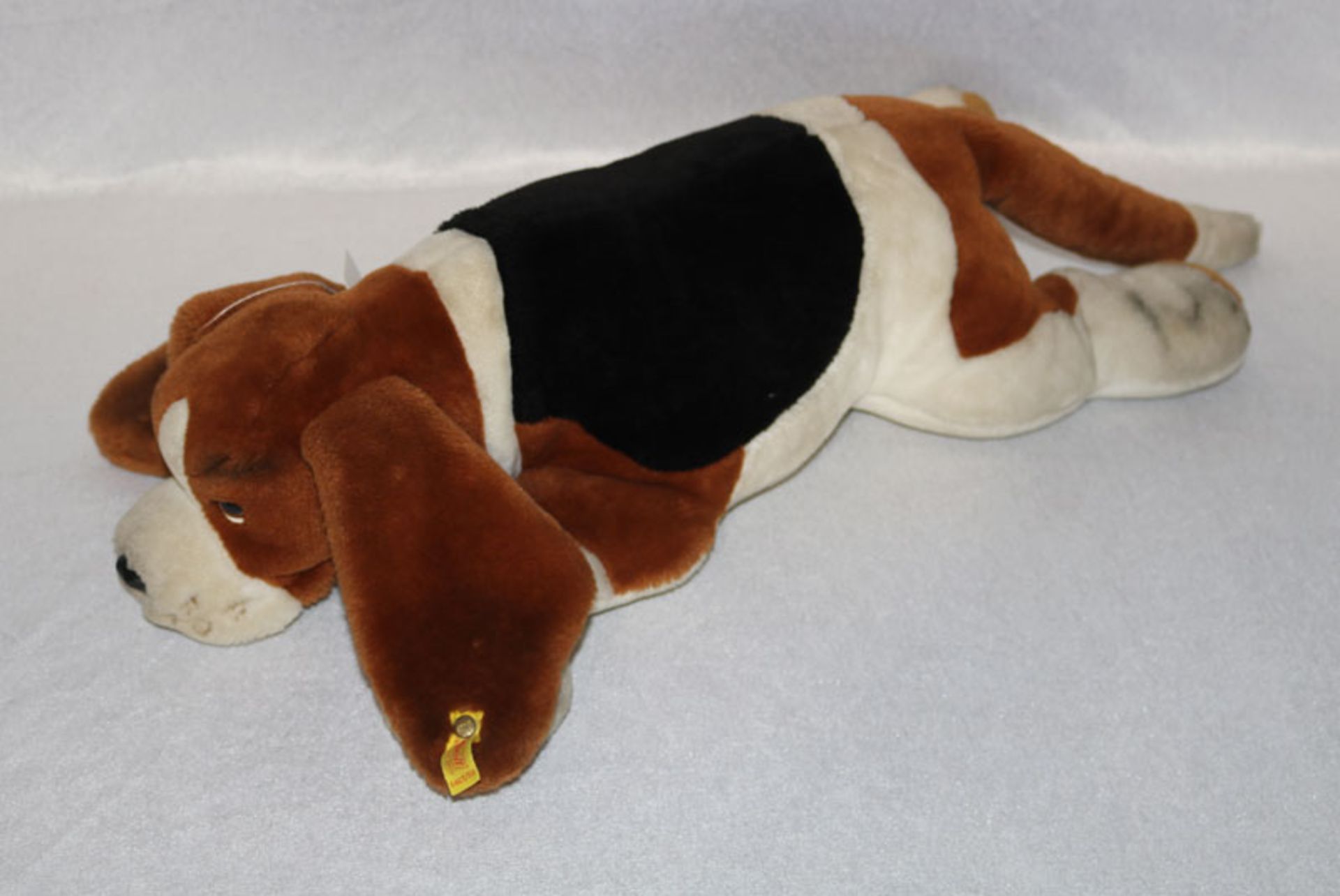 Steiff Hund 'Basset', Nr. 5463/50, 1987, H 16 cm, L 65 cm, gut erhalten